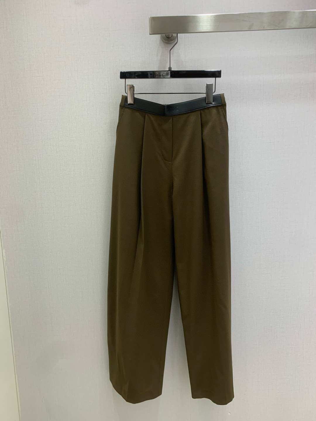 NO:610801,Highly recommended LOE* 2025 autumn and winter new style, leather pleated suit trousers, simple and elegant trousers, very high-end imported texture, look at the details carefully, the color is super correct, the upper body is very cool, clean and classy, ​​improves the temperament~~ It is completely in accordance with the level of high-end ready-to-wear. It is impossible not to love it. The temperament MM must buy it. Two colors SML code, high quality ABC, loewe, business suit, alexander wang19860909强烈推荐 LOE*2025秋冬新款 拼皮压褶西装长裤 简洁大气的西裤 非常高级的进口质地 仔细看细节 颜色超正上身非常飒爽 干净有品 提气质~~完全按照高定成衣水准 无法不爱 气质MM必入 两个色 SML码 高品质ABC,,loewe,business suit,alexander wang,Women's clothing