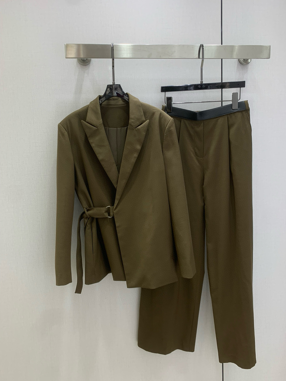 NO:610808,Highly recommended LOE* 2025 new autumn and winter style lapel belt blazer. Very high-end imported texture. Pay close attention to the details. The color is super correct and the upper body is very cool. Clean and classy. It enhances the temperament~~ It is completely in accordance with the level of high-end ready-to-wear. It is impossible not to love it. Temperament MM must buy it. Two colors SML code. High quality ABC, loewe, jackets & coats, business suit, alexander wang19860909强烈推荐 LOE*2025秋冬新款 翻领腰带西装外套 非常高级的进口质地 仔细看细节 颜色超正上身非常飒爽 干净有品 提气质~~完全按照高定成衣水准 无法不爱 气质MM必入 两个色 SML码 高品质ABC,,loewe,jackets & coats,business suit,alexander wang,Women's clothing