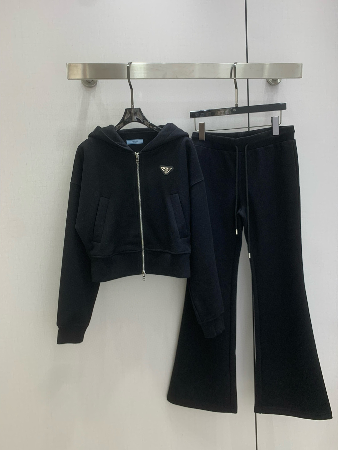 NO:610868,Highly recommended PRA*2025 new autumn and winter hooded casual suit. The upper body is slimmer and more fashionable. It is a retro and elegant piece. A wardrobe must-have!  The quality of workmanship depends on the details. Two colors SML code, high quality ABC, prada, hats, alexander wang19860909强烈推荐 PRA*2025秋冬新款 连帽休闲套装 上身显瘦又提升时髦度,复古优雅气质单品.衣橱必备！做工品质看细节.两个色 SML码 高品质ABC,,prada,hats,alexander wang,Women's clothing