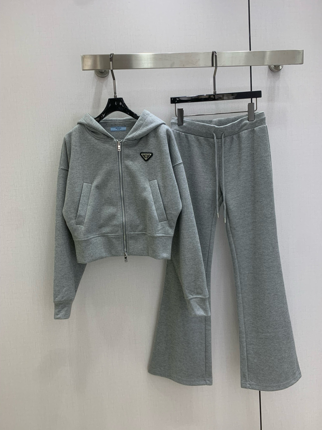 NO:610877,Highly recommended PRA*2025 new autumn and winter hooded casual suit. The upper body is slimmer and more fashionable. It is a retro and elegant piece. A wardrobe must-have!  The quality of workmanship depends on the details. Two colors SML code, high quality ABC, prada, hats, alexander wang19860909强烈推荐 PRA*2025秋冬新款 连帽休闲套装 上身显瘦又提升时髦度,复古优雅气质单品.衣橱必备！做工品质看细节.两个色 SML码 高品质ABC,,prada,hats,alexander wang,Women's clothing