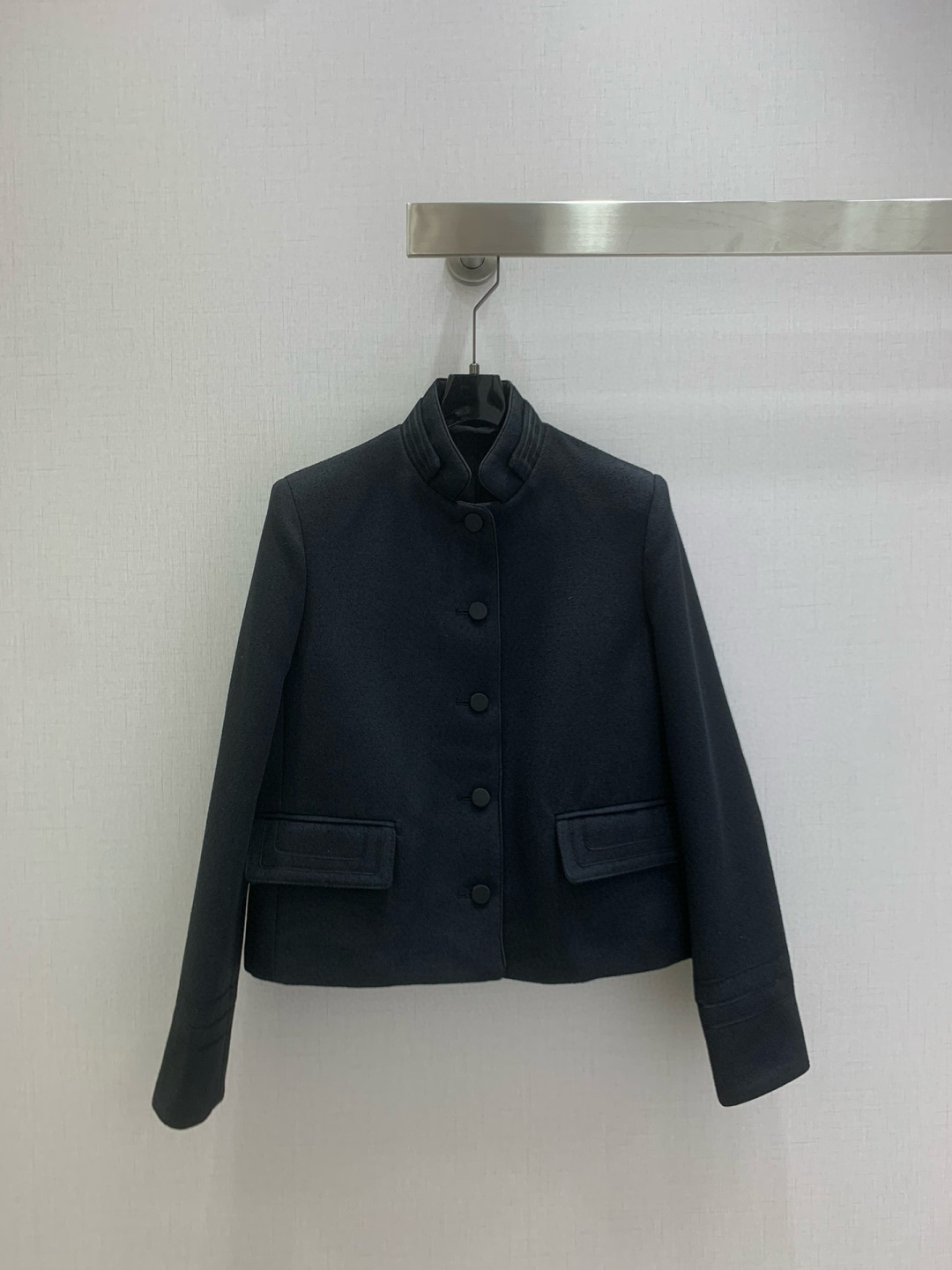 NO:610900,Highly recommended DIO* 2025 new autumn and winter style small stand-up collar buttoned suit jacket, Juezi's classic old money style, the upper body is like a wealthy daughter, very wealthy, the whole temperament is elegant, versatile black color, recommended one color SMLXL code, high quality ABC, dior, jackets & coats, business suit, alexander wang19860909强烈推荐 DIO*2025秋冬新款 小立领纽扣西装外套 绝绝子的经典老钱风 上身就是财阀千金 很显富贵 整个气质优雅十足 百搭黑色系 推荐 一个色 SMLXL码 高品质ABC,,dior,jackets & coats,business suit,alexander wang,Women's clothing