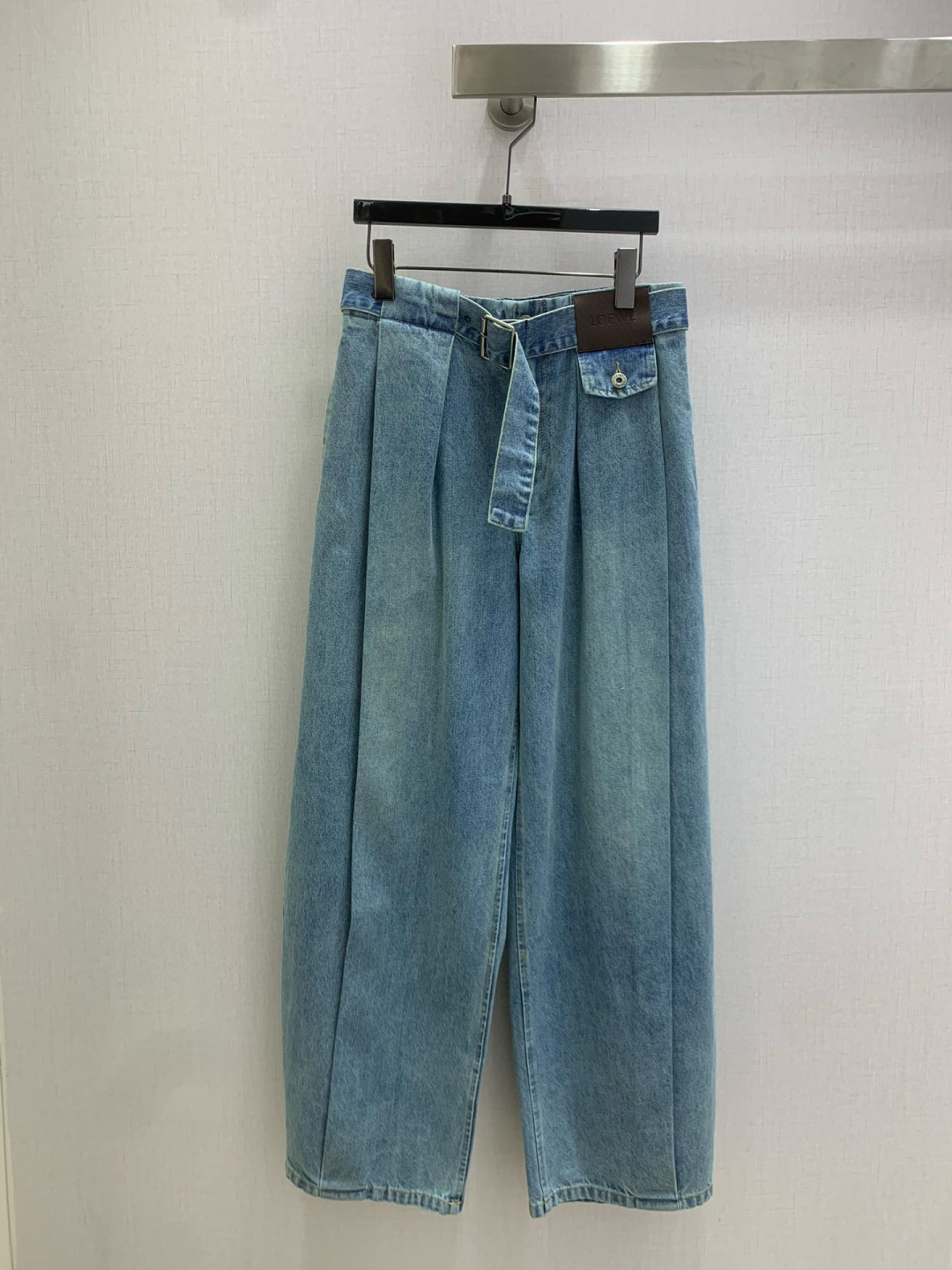 NO:610906,Highly recommend LOE*2025 new autumn and winter belt leather brand denim trousers. You are not picky about your body shape. The upper body is particularly good!  The style of matching is also very versatile. Exquisite advanced customization. The texture of the textured fabric is awesome. Retro and elegant. The upper body is cool and handsome, age-reducing and fashionable. One color, SMLXL code, high quality ABC, loewe, alexander wang19860909强烈推荐 LOE*2025秋冬新款 腰带皮牌牛仔长裤 不挑剔身形要求 上身特别赞！搭配的风格也很通吃 精致高级定制 富有肌理感的面料质感超赞 复古优雅 上身酷帅减龄时髦精 一个色 SMLXL码 高品质ABC,,loewe,alexander wang,Women's clothing