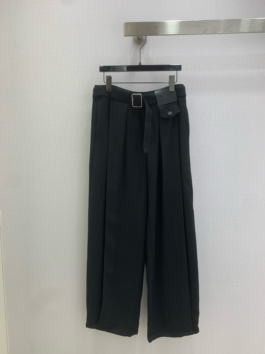 NO:610911,Highly recommend LOE*2025 new autumn and winter belt leather brand straight trousers. You are not picky about your body shape. The upper body is particularly good!  The style of matching is also very versatile. Exquisite advanced customization. The texture of the textured fabric is awesome. Retro and elegant. The upper body is cool and handsome, age-reducing and fashionable. One color, SMLXL code, high quality ABC, loewe, alexander wang19860909强烈推荐 LOE*2025秋冬新款 腰带皮牌直筒长裤 不挑剔身形要求 上身特别赞！搭配的风格也很通吃 精致高级定制 富有肌理感的面料质感超赞 复古优雅 上身酷帅减龄时髦精 一个色 SMLXL码 高品质ABC,,loewe,alexander wang,Women's clothing