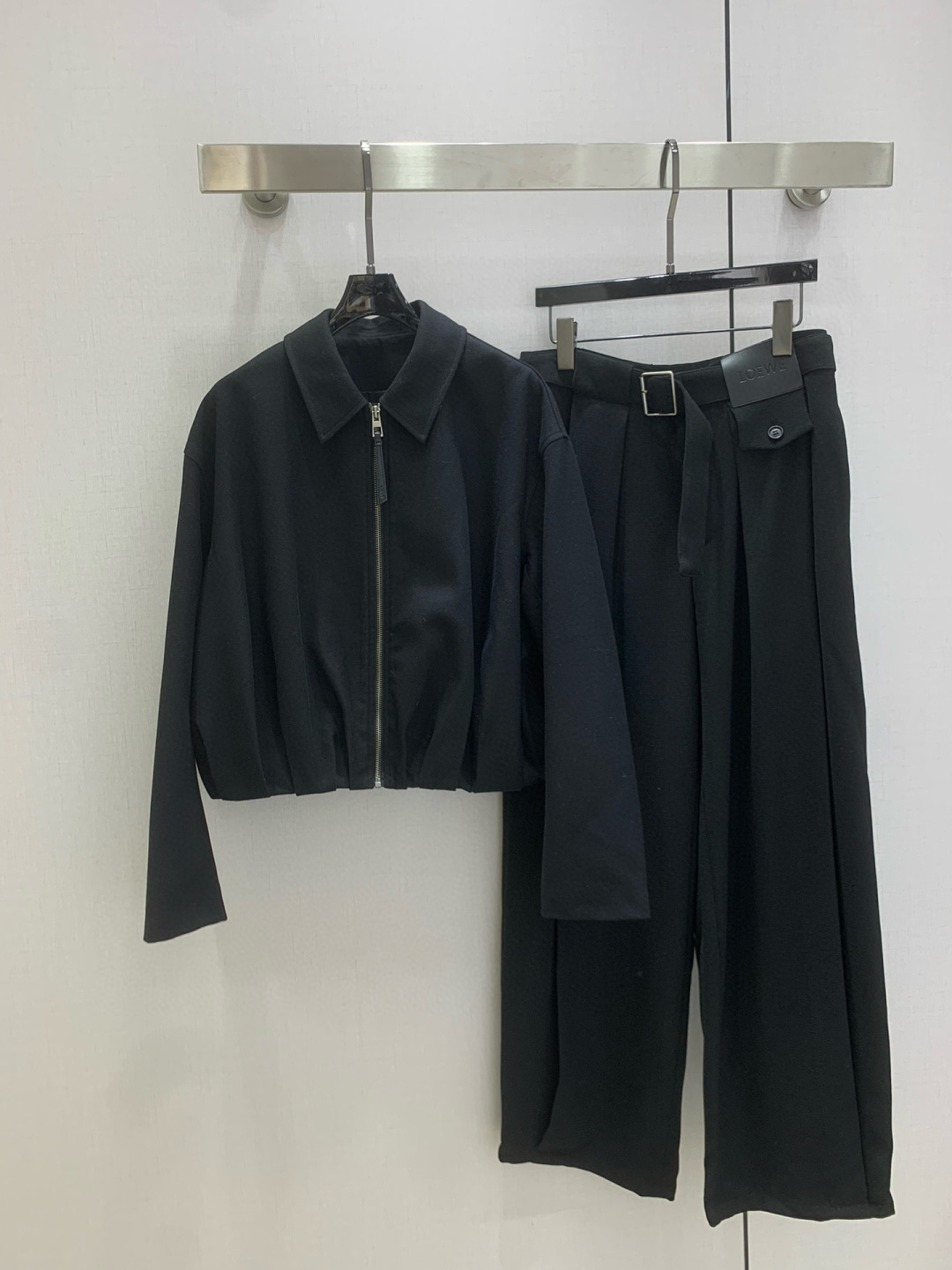 NO:610919,Highly recommended LOE* 2025 autumn and winter new style lapel zipper leather jacket. Very high-end imported texture. Pay close attention to the details. The color is super correct and the upper body is very cool. Clean and classy. It enhances the temperament~~ It is completely in accordance with the level of high-end ready-to-wear. It is impossible not to love it. A must-have for temperament MM. One color SMLXL code. High-quality ABC, loewe, jackets & coats, alexander wang19860909强烈推荐 LOE*2025秋冬新款 翻领拉链皮牌外套 非常高级的进口质地 仔细看细节 颜色超正上身非常飒爽 干净有品 提气质~~完全按照高定成衣水准 无法不爱 气质MM必入 一个色 SMLXL码 高品质ABC,,loewe,jackets & coats,alexander wang,Women's clothing