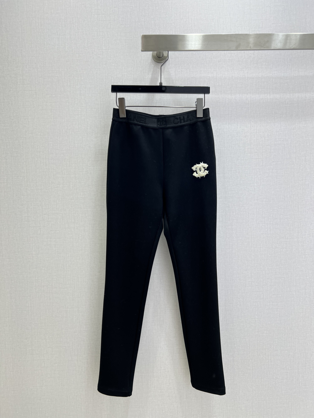 NO:621837,Highly recommended CHA*2025 autumn and winter new style Double C embroidered fabric leggings Elastic letter elastic waist ribbon design Waist letter decoration Highly customized imported high-density fabric Basic version Versatile artifact One color SML code High quality ABC,,alexander wang19860909强烈推荐 CHA*2025秋冬新款 双C绣布打底长裤 松紧字母橡筋腰织带设计 腰头字母装饰 高定制进口高密度面料 基础版型 百搭神器 一个色 SML码 高品质ABC,,alexander wang,Women's clothing