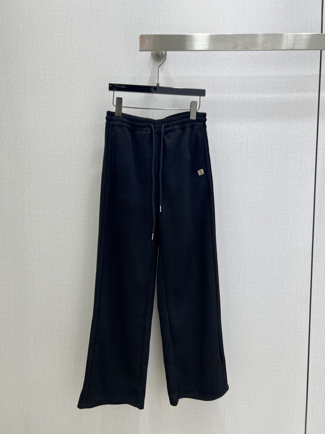 NO:622611,Highly recommended LOE*2025 new autumn and winter metal-decorated drawstring trousers. Extremely comfortable. There is no reason to refuse it. It has a cool style and is OK for daily commuting, regardless of the occasion. The design is unique, the layering is richer, and the small details are a plus. Two colors. SML code. High quality ABC, loewe, alexander wang19860909强烈推荐 LOE*2025秋冬新款 金属装饰抽绳长裤 舒适度极强 没有理由可以拒绝它.可A可飒的风格,日常通勤穿什么的都是很OK的,不挑场合的.设计独特 层次感更加丰富,满满小细节太加分了 两个色 SML码 高品质ABC,,loewe,alexander wang,Women's clothing