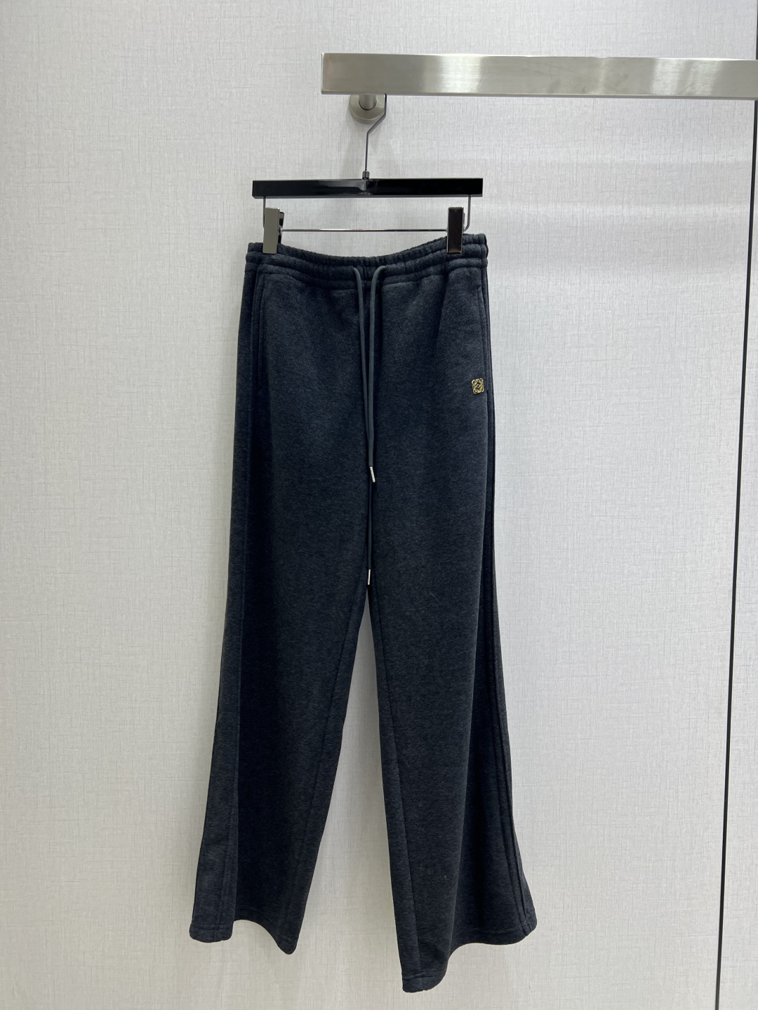 NO:622596,Highly recommended LOE*2025 new autumn and winter metal-decorated drawstring trousers. Extremely comfortable. There is no reason to refuse it. It has a cool style and is OK for daily commuting, regardless of the occasion. The design is unique, the layering is richer, and the small details are a plus. Two colors. SML code. High quality ABC, loewe, alexander wang19860909强烈推荐 LOE*2025秋冬新款 金属装饰抽绳长裤 舒适度极强 没有理由可以拒绝它.可A可飒的风格,日常通勤穿什么的都是很OK的,不挑场合的.设计独特 层次感更加丰富,满满小细节太加分了 两个色 SML码 高品质ABC,,loewe,alexander wang,Women's clothing