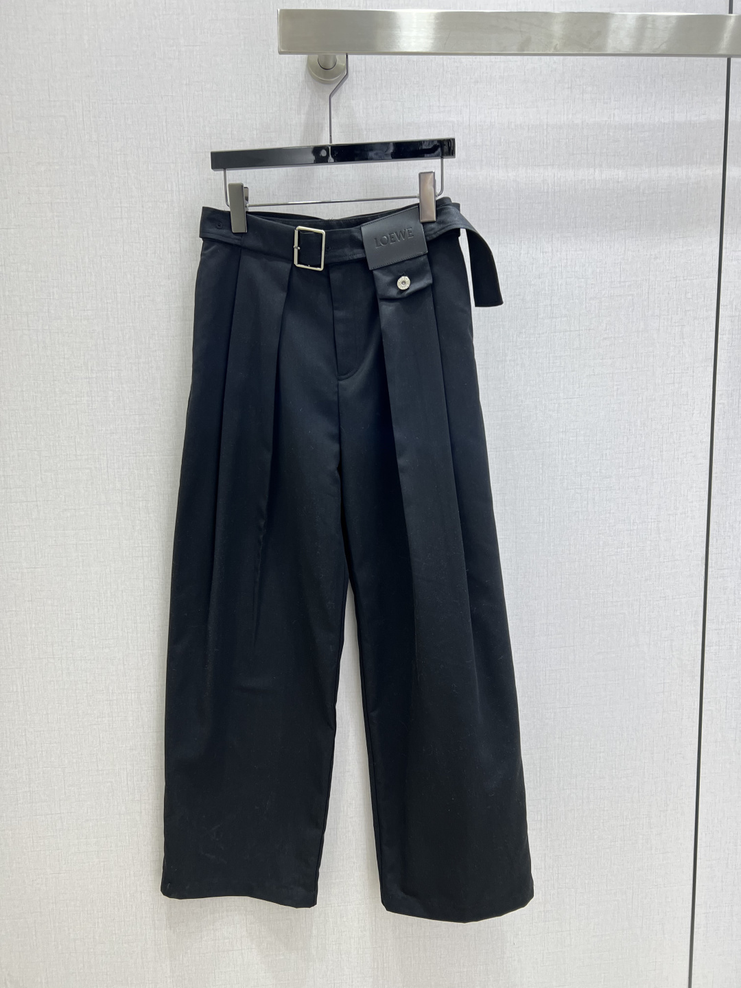 NO:624511,Highly recommended LOE* 2025 autumn and winter new style belt leather brand straight trousers letter leather brand decoration casual and elegant two colors SML code high quality ABC,,loewe,alexander wang19860909强烈推荐 LOE*2025秋冬新款 腰带皮牌直筒长裤 字母皮牌装饰 休闲大方 两个色 SML码 高品质ABC,,loewe,alexander wang,Women's clothing