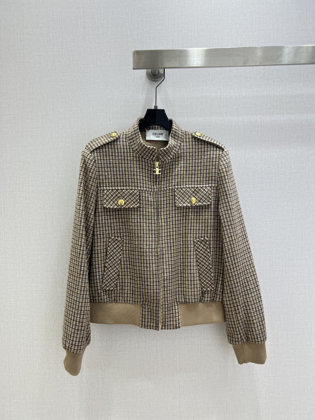 NO:621842,Highly recommended CEL* 2025 new autumn and winter stand-up collar plaid jacket. It is an instant hit after shipment. The special material has a sense of texture. Every small detail is paid great attention to. It has just the right sense of high-end. Three-dimensional tailoring makes the upper body of the garment more refined and western-style. The mold is customized for decoration. The real thing is amazing!  Fine workmanship, look at the details, one color SML code, high quality ABC,,jackets & coats,jackets & coats,alexander wang19860909强烈推荐 CEL*2025秋冬新款 立领格纹夹克外套 出货即爆单 特殊材质有肌理感 每个小细节都非常注重 恰到好处的高级感 立体剪裁 让成衣上身更为精致洋气 开模定制装饰 实物太赞啦！做工精细看细节 一个色 SML码 高品质ABC,,jackets & coats,jackets & coats,alexander wang,Women's clothing