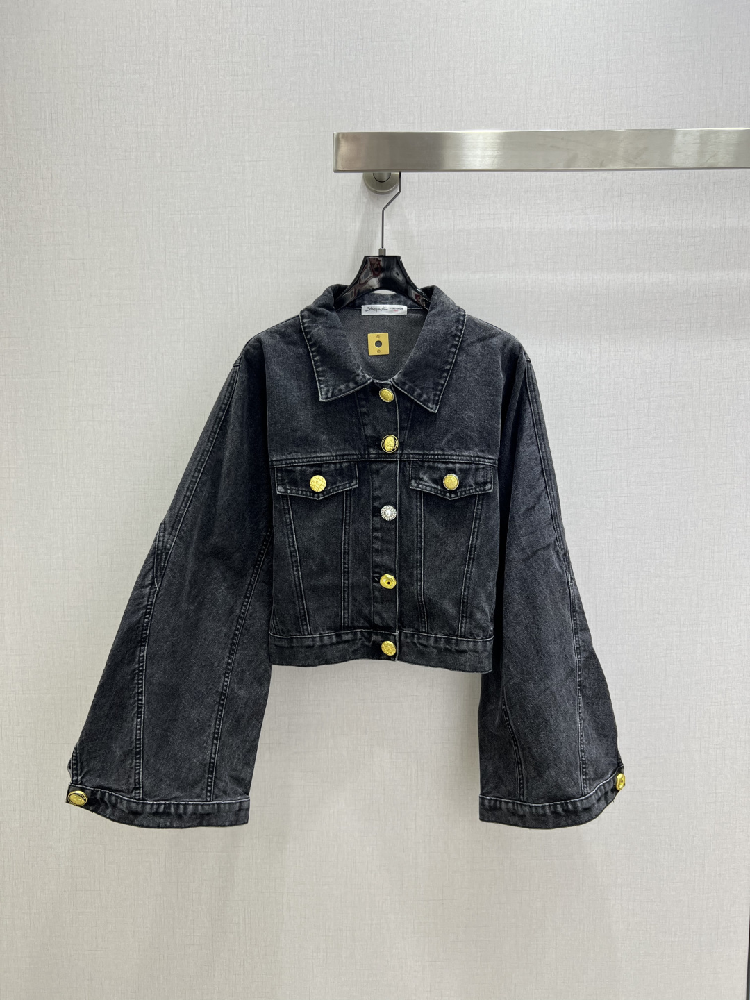 NO:622637,Highly recommended SCh* 2025 new autumn and winter style Lapel long-sleeved denim jacket Customized with many irregular buttons The oversized sleeve design is full of personality Metal mark decoration on the back The whole body washed denim cotton fabric has excellent texture One color SML code High quality ABC,,jackets & coats,alexander wang19860909强烈推荐 SCh*2025秋冬新款 翻领长袖牛仔外套 定制多处不规则纽扣 超大袖摆设计个性十足 后背处有金属标装饰 通体洗水牛仔棉面料质感极佳 一个色 SML码 高品质ABC,,jackets & coats,alexander wang,Women's clothing