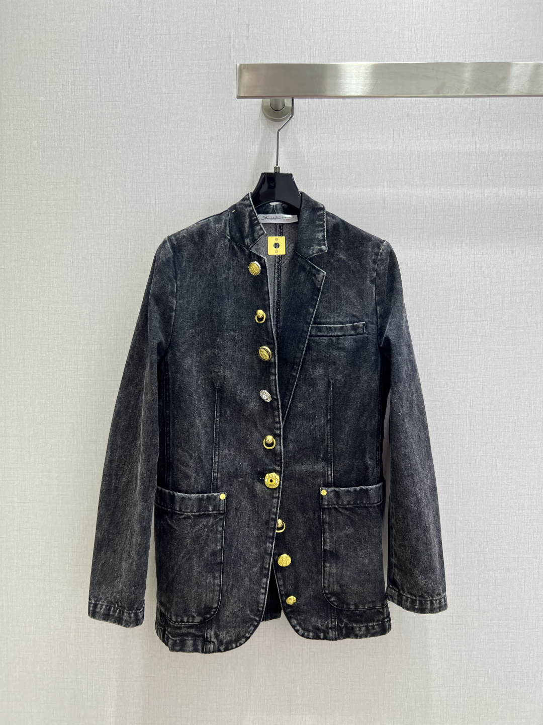 NO:622646,Highly recommended Sch*2025 new autumn and winter style. Irregular denim jacket. Customized placket/cuffs with multiple irregular buttons. Two large pocket decorations. Irregular tailoring design at the placket collar to increase layering. Back slit design. All-over washed denim cotton fabric with excellent texture. One color SML code. High quality ABC,,jackets & coats,alexander wang19860909强烈推荐 Sch*2025秋冬新款 不规则牛仔外套 门襟/袖口定制多处不规则纽扣 两处大口袋装饰 门襟领口处做不规则剪裁设计增加层次感 后背开衩设计 通体洗水牛仔棉面料质感极佳 一个色 SML码 高品质ABC,,jackets & coats,alexander wang,Women's clothing