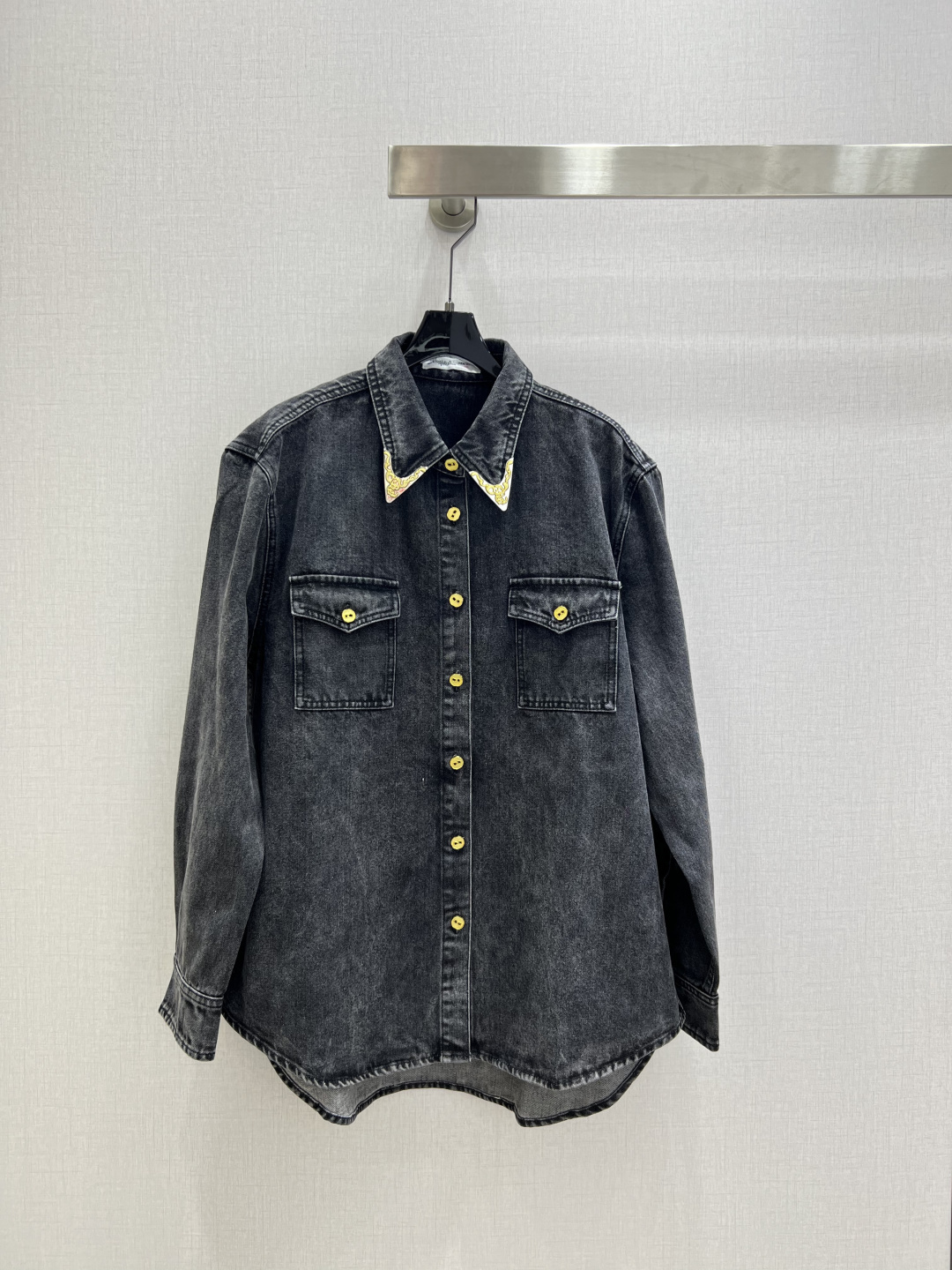 NO:622655,Highly recommended Sch*2025 autumn and winter new style lapel denim double pocket shirt. Two regular V-shaped metal marks are decorated on the collar. The irregular design on the front and back is full of style. The texture of washed denim cotton fabric is excellent. One color SML code. High quality ABC, shirts, alexander wang19860909强烈推荐 Sch*2025秋冬新款 翻领牛仔双口袋衬衫 领口处两个规则V型金属标装饰 前后不规则设计洋气十足 洗水牛仔棉面料质感极佳 一个色 SML码 高品质ABC,,shirts,alexander wang,Women's clothing