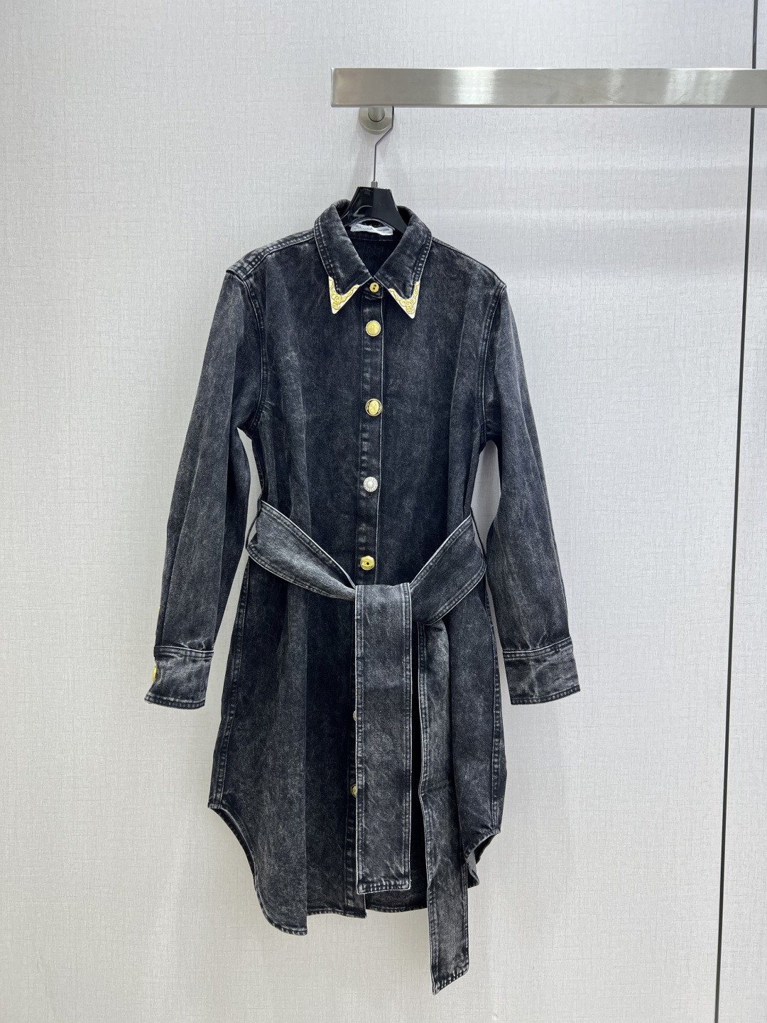 NO:622663,Highly recommended Sch*2025 new autumn and winter belted denim shirt dress. Two V-shaped metal mark decorations on the neck. Customized irregular buttons. Matched with a fabric belt. Irregular tailoring of the hem. All-over washed denim cotton fabric with excellent texture. One color SML code. High quality ABC, skirts, shirts, alexander wang19860909强烈推荐 Sch*2025秋冬新款 腰带牛仔衬衫连衣裙 领口两个V型金属标装饰 定制多处不规则纽扣 搭配本布腰带 下摆不规则剪裁设计 通体洗水牛仔棉面料质感极佳 一个色 SML码 高品质ABC,,skirts,shirts,alexander wang,Women's clothing