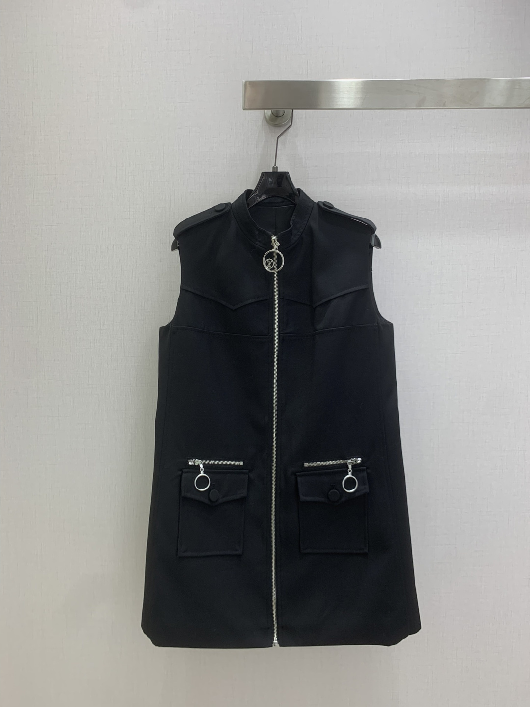 NO:622730,Highly recommended LV*2026 early spring new zipper sleeveless vest dress, fashionable and low-key, elegant and luxurious!  The styles are versatile and not picky, the original customized technical fabrics, the quality of workmanship depends on the details. A must-have for Bai Fumei!  Contains wool, one color, SMLXL code, high quality ABC, louis vuitton, skirts, alexander wang19860909强烈推荐 LV*2026早春新款 拉链无袖背心连衣裙 时髦低调 气质又奢华高级！版型百搭不挑人,原版定制科技面料 做工品质看细节.白富美必入！含羊毛 一个色 SMLXL码 高品质ABC,,louis vuitton,skirts,alexander wang,Women's clothing