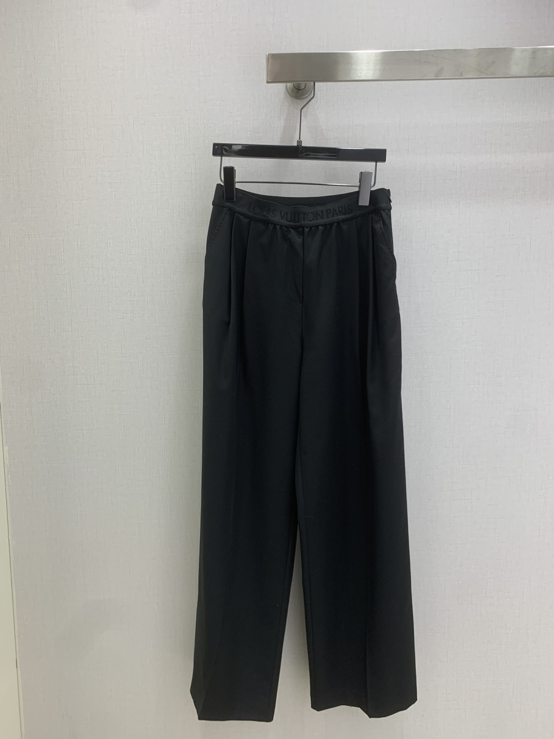 NO:622749,Highly recommended LV*2026 early spring new style letter web straight trousers, fashionable and low-key, elegant and luxurious!  The styles are versatile and not picky, the original customized technical fabrics, the quality of workmanship depends on the details. A must-have for Bai Fumei!  Contains wool, one color, SMLXL code, high quality ABC, louis vuitton, alexander wang19860909强烈推荐 LV*2026早春新款 字母织带直筒长裤 时髦低调 气质又奢华高级！版型百搭不挑人,原版定制科技面料 做工品质看细节.白富美必入！含羊毛 一个色 SMLXL码 高品质ABC,,louis vuitton,alexander wang,Women's clothing