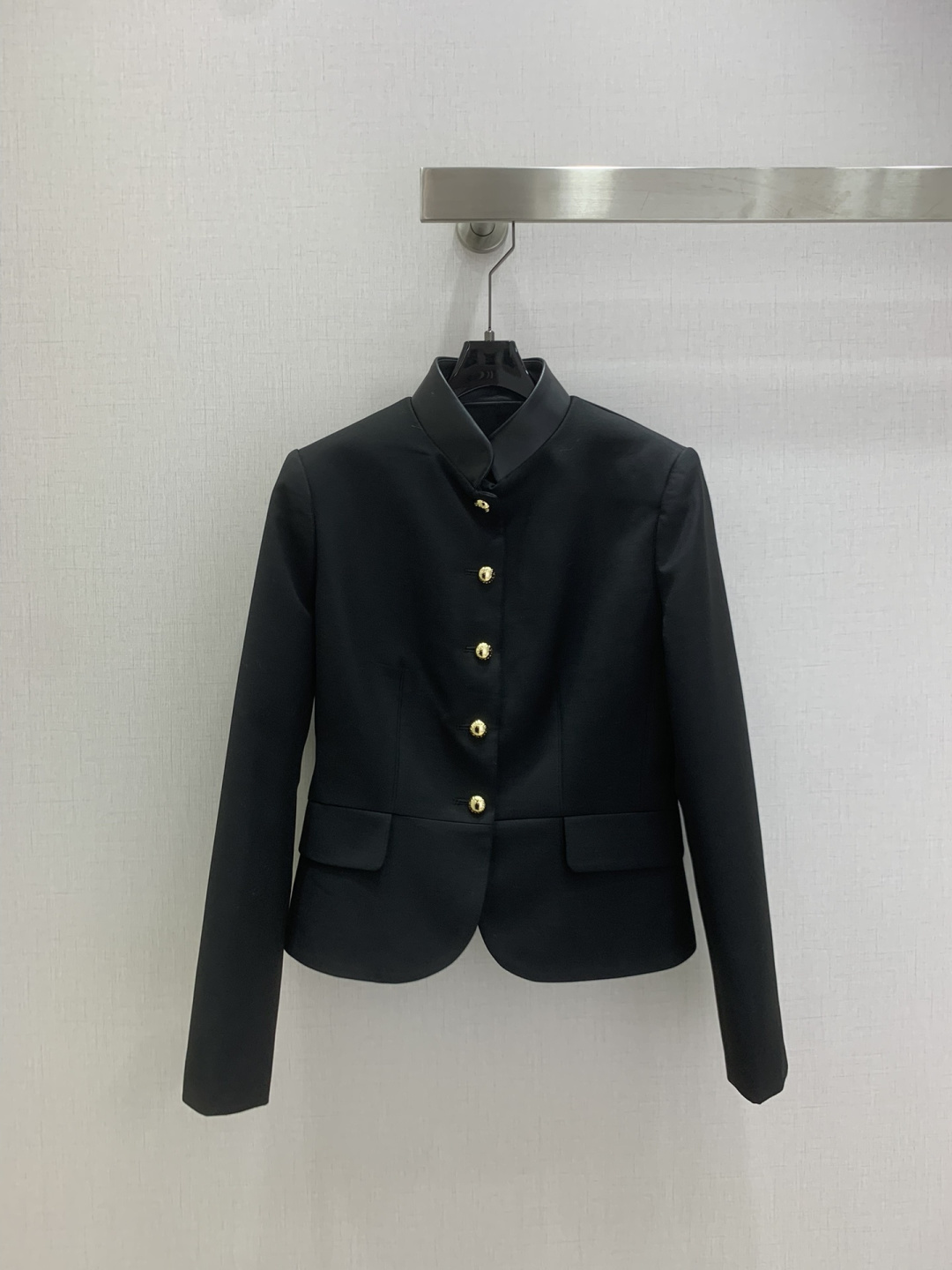 NO:622757,Highly recommended LV*2026 early spring new style small stand-up collar leather suit jacket. The collar is genuine leather. It is fashionable and low-key, and has a luxurious and high-end temperament!  The styles are versatile and not picky, the original customized technical fabrics, the quality of workmanship depends on the details. A must-have for Bai Fumei!  Contains wool, one color, SMLXL code, high quality ABC, Louis Vuitton, jackets & coats, business suit, alexander wang19860909强烈推荐 LV*2026早春新款 小立领拼皮西装外套 领子是真皮 时髦低调 气质又奢华高级！版型百搭不挑人,原版定制科技面料 做工品质看细节.白富美必入！含羊毛 一个色 SMLXL码 高品质ABC,,louis vuitton,jackets & coats,business suit,alexander wang,Women's clothing