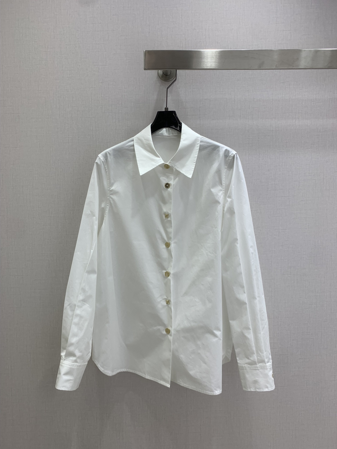 NO:622767,Highly recommended LV*2026 early autumn new minimalist lapel long-sleeved shirt, low-key luxury three-dimensional tailoring, streamlined line design, noble and elegant, showing gentle and intellectual temperament. Imported special materials will be amazing when you receive it. The texture of the customized fabric is amazing!  One color SMLXL code high quality ABC, louis vuitton, shirts, alexander wang19860909强烈推荐 LV*2026早秋新款 极简翻领长袖衬衫 低调奢华立体剪裁 精简线条感设计 高贵典雅又尽显温柔知性的气质 进口特殊材质 收到手会很惊艳 定制面料质感超赞！一个色 SMLXL码 高品质ABC,,louis vuitton,shirts,alexander wang,Women's clothing