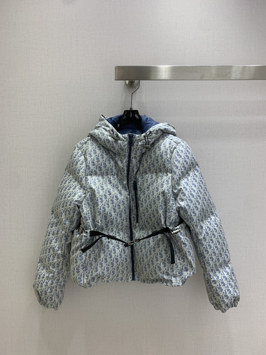 NO:622778,Comes with dust bag. Highly recommended. DIO*2025 new autumn and winter style. Hooded down jacket with old flower leather buckle and belt. Overall warm effect, casual and fashionable, perfect embellishment with classic logo. Two colors. SMLXL code. High quality ABC, dior, jackets & coats, down jacket, hats, alexander wang19860909配防尘袋强烈推荐 DIO*2025秋冬新款 连帽老花皮扣腰带羽绒外套 整体保暖效果拉满,休闲时尚,经典logo完美点缀 两个色 SMLXL码 高品质ABC,,dior,jackets & coats,down jacket,hats,alexander wang,Women's clothing