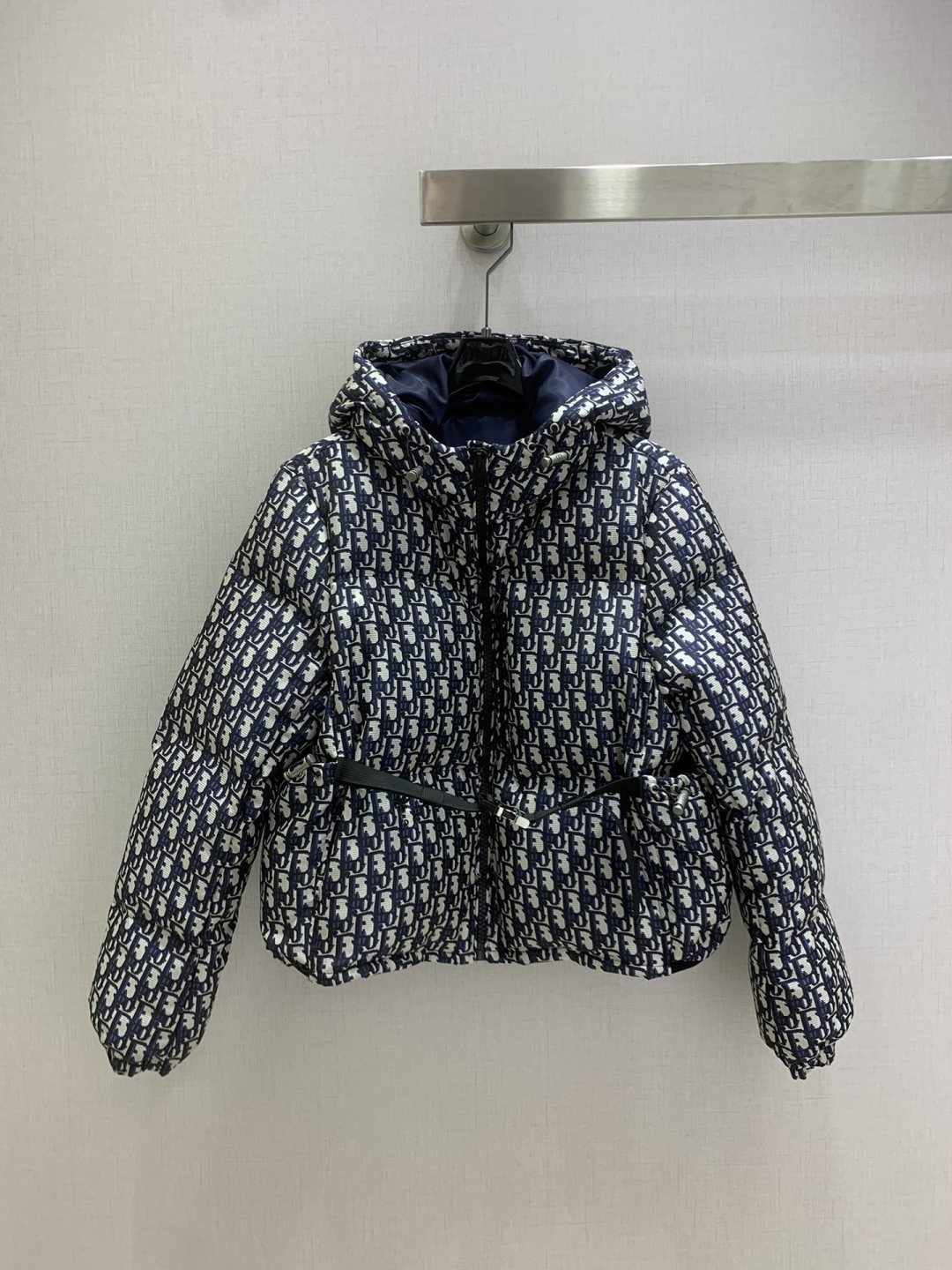 NO:622793,Comes with dust bag. Highly recommended. DIO*2025 new autumn and winter style. Hooded down jacket with old flower leather buckle and belt. Overall warm effect, casual and fashionable, perfect embellishment with classic logo. Two colors. SMLXL code. High quality ABC, dior, jackets & coats, down jacket, hats, alexander wang19860909配防尘袋强烈推荐 DIO*2025秋冬新款 连帽老花皮扣腰带羽绒外套 整体保暖效果拉满,休闲时尚,经典logo完美点缀 两个色 SMLXL码 高品质ABC,,dior,jackets & coats,down jacket,hats,alexander wang,Women's clothing