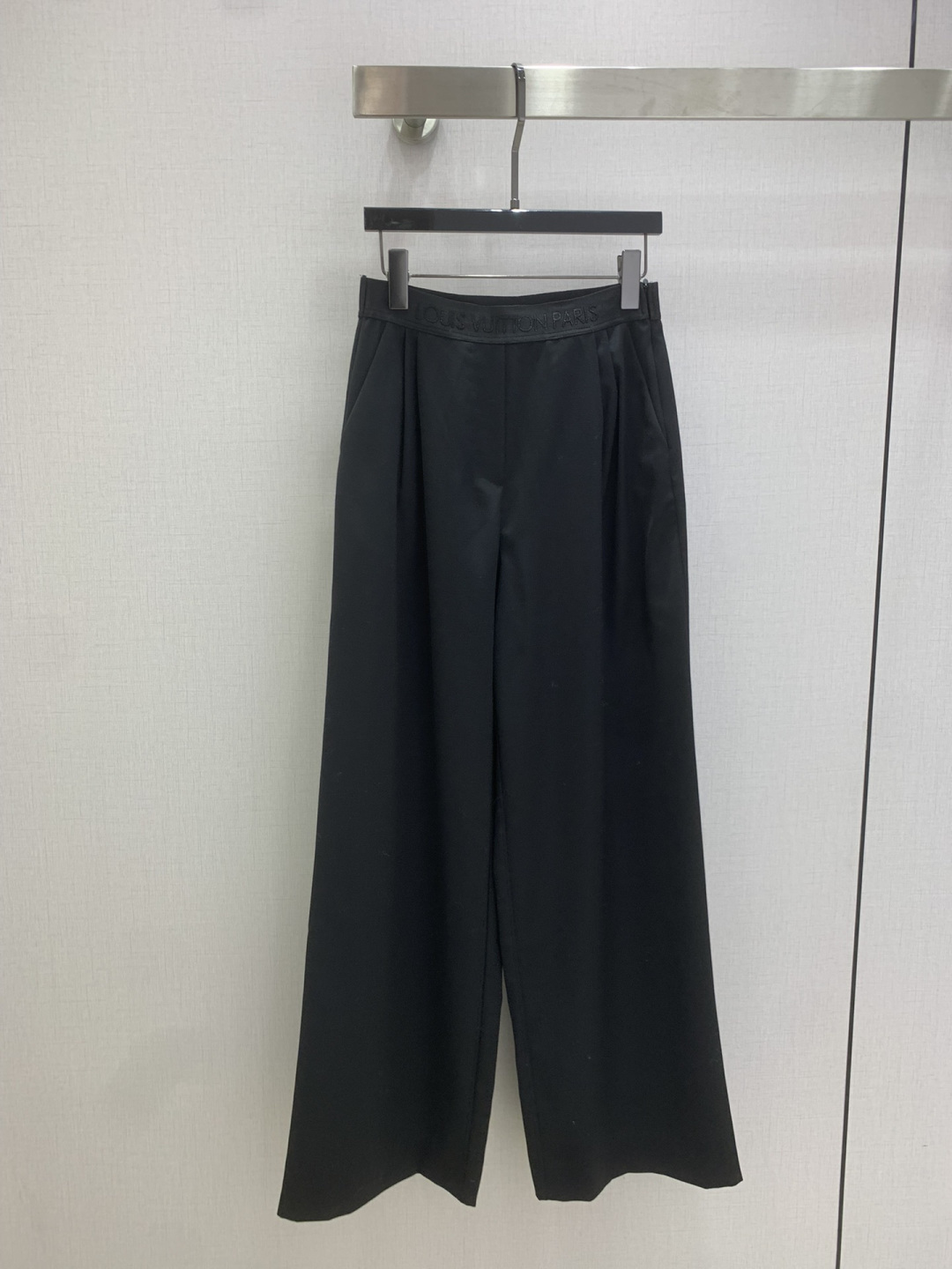 NO:622809,Highly recommended LV*2026 early autumn new style letter web wide-leg trousers letter web waist decoration pleated version one color SML code high quality A, Louis Vuitton, alexander wang19860909强烈推荐 LV*2026早秋新款 字母织带阔腿长裤 字母织带腰头装饰 打褶版型 一个色 SML码 高品质A,,louis vuitton,alexander wang,Women's clothing