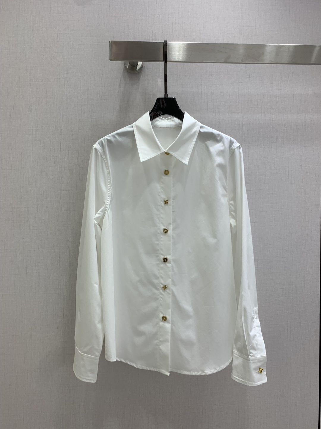 NO:622758,Highly recommended LV*2026 early spring new style minimalist long-sleeved shirt customized pattern button decoration classic version one color SML code high quality ABC, Louis Vuitton, shirts, alexander wang19860909强烈推荐 LV*2026早春新款 极简长袖衬衫 定制图案扣子装饰 经典版型 一个色 SML码 高品质ABC,,louis vuitton,shirts,alexander wang,Women's clothing