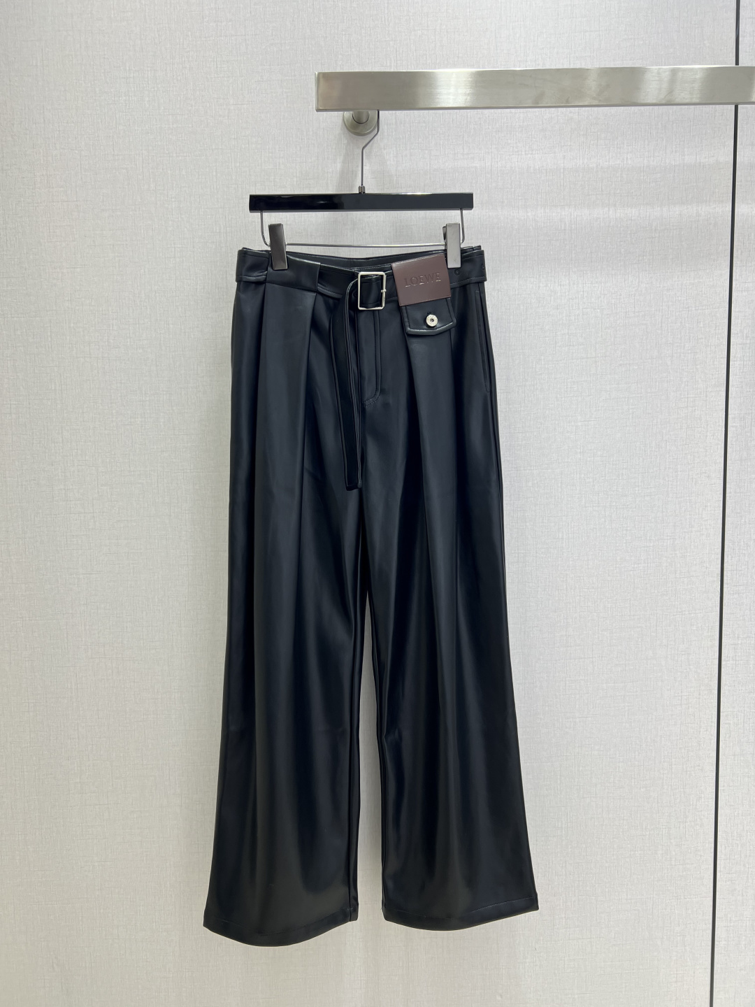 NO:623775,Highly recommended LOE* new autumn and winter belt leather brand wide-leg trousers PU leather fashionable and handsome high-end production!  Very unique taste and personality. Classic style design is simple and elegant. Unique craftsmanship adds a touch of refinement and delicacy. One color SML code. High quality ABC, loewe, alexander wang19860909强烈推荐 LOE*秋冬新款 腰带皮牌阔腿长裤 PU皮 时尚帅气 高版出品！很独特的品味与个性经典款版型设计简洁而优雅 独特的工艺 多了一份精致与细腻 一个色 SML码 高品质ABC,,loewe,alexander wang,Women's clothing