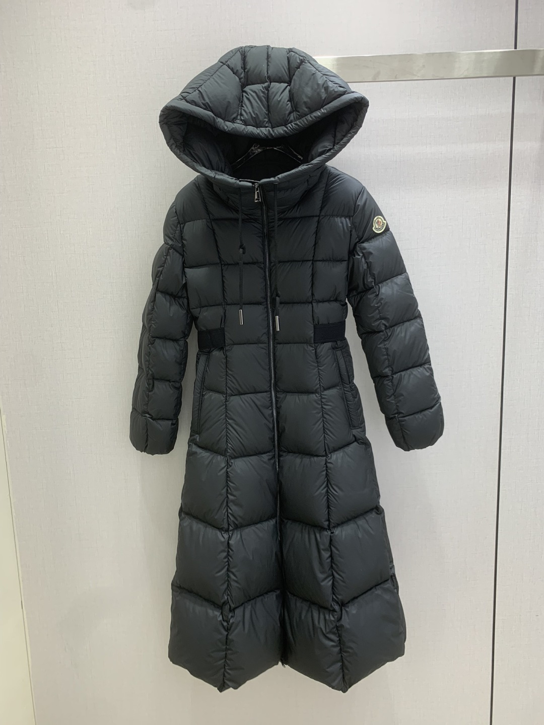 NO:624480,Comes with a dust bag. Highly recommended. MON*2025 new autumn and winter style. Long down jacket with hooded pockets. Warm and stylish, with down-filled lining. The whole piece is light and warm, warm and not bulky. It is more wearable. The whole body is rectangular embossed, with diverse and fashionable shapes. Badge and logo cloth stickers on the outside of the arms, high-end and western style. One color 0123 code. High quality ABC,,jackets & coats,down jacket,hats,alexander wang19860909配防尘袋强烈推荐 MON*2025秋冬新款 连帽口袋长款羽绒外套 保暖洋气,羽绒填充内里,整件轻盈保暖,暖和不显臃肿,穿搭性更强,通体长方形压纹,造型多样时尚,手臂外侧徽章徽标布帖,高级洋气.一个色 0123码 高品质ABC,,jackets & coats,down jacket,hats,alexander wang,Women's clothing