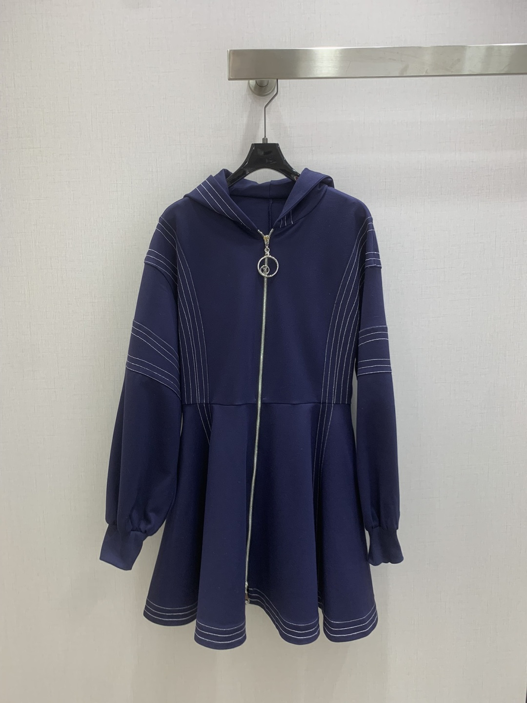 NO:624468,Highly recommended LV* 2025 new autumn and winter hooded zippered dress. Customized YB twill cotton material, high-end texture, stylish to wear, hooded zipper dress cut, ready-made navy blue solid color with gold thread finishing, the overall is high-end but not monotonous, zipper adjustment processing, wear according to needs, fashionable charm, waist cut, the upper body becomes smaller in seconds, a single item that can be worn alone or as a jacket, can be worn in two, fashionable points. One color  SMLXL code high quality ABC,,louis vuitton,skirts,jackets & coats,hats,alexander wang19860909强烈推荐 LV*2025秋冬新款 连帽拉链压线连衣裙 定制YB斜纹全棉材质,质感高级,穿搭洋气,连帽拉链连衣裙剪裁,成衣藏蓝纯色搭配金丝走线点睛,整体高级而不单调,拉链调节处理,根据需求穿搭,时尚魅力,收腰版型剪裁,上身秒变小腰精,一款单穿或作为外套都OK的单品,一衣两穿,时尚加分.一个色 SMLXL码 高品质ABC,,louis vuitton,skirts,jackets & coats,hats,alexander wang,Women's clothing