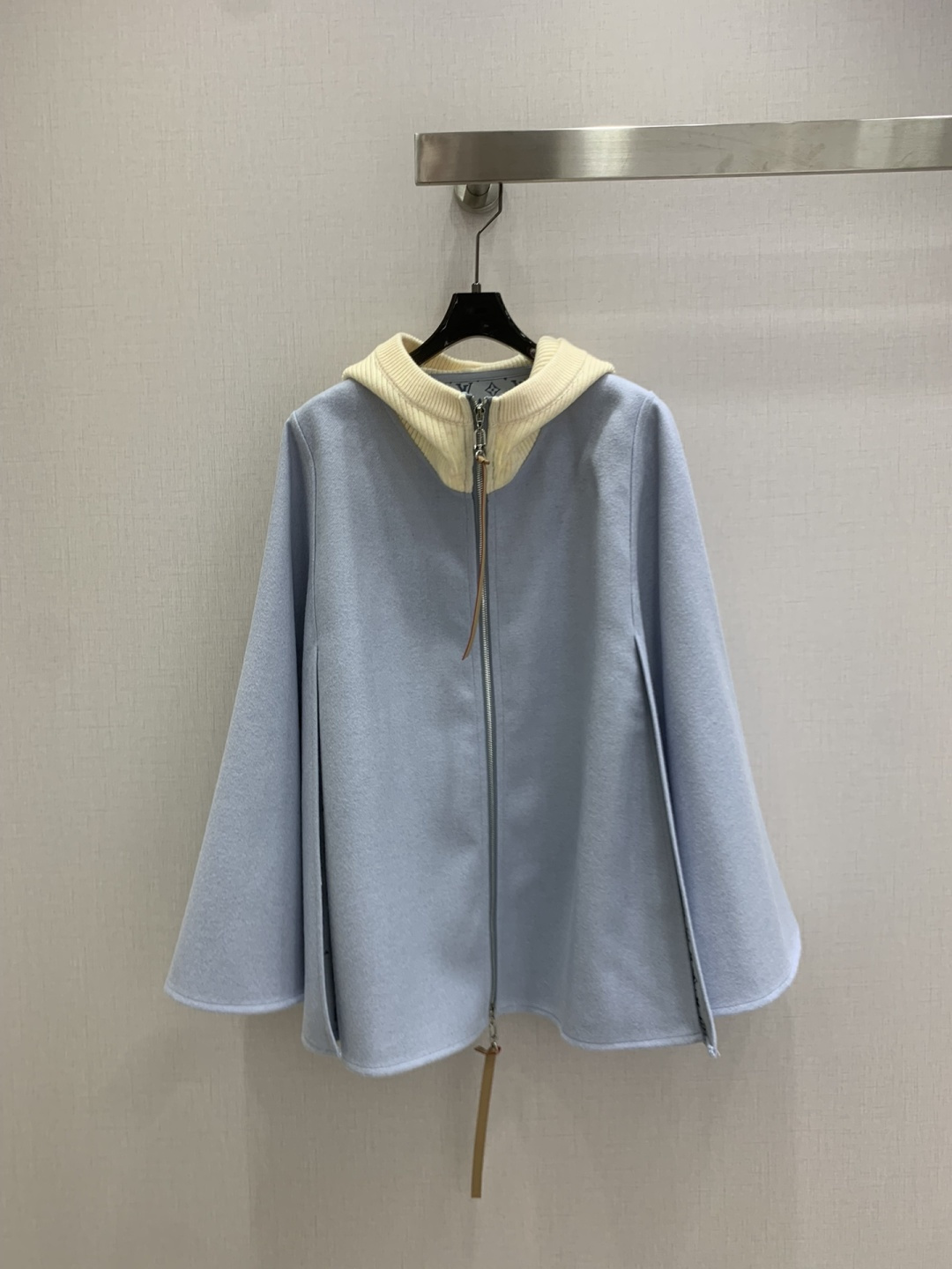 NO:624459,Highly recommended LV*2025 new autumn and winter hooded knitted spliced cape jacket, customized YB imported wool blend material, high-end texture, smooth and stylish, knitted stand-up collar zipper placket jacket  , cape-style umbrella-shaped A-line cut, sky blue, beige and white color splicing, the collision of fabrics shows the layering. The two sleeves are slit, and the inside is covered with jacquard of four-leaf clover logo letters, showing a fashionable style. With the totem logo on one side of the cuff, the combination is more brand charming, the green pine is inclusive and fashionable, and the outfit is not afraid of challenges. One color SML code high quality ABC,, louis vuitton, jackets & coats, hats, alexander wang19860909强烈推荐 LV*2025秋冬新款 连帽针织拼接斗篷外套 定制YB进口羊毛混纺材质,质感高级,垂顺有型,针织立领拉链开襟外套 ,斗篷式伞状A字裁剪,天蓝米白两色拼接,面料碰撞尽显层次.两袖开衩,内里满铺四叶草徽标字母提花,尽显时髦格调穿搭,配合单侧袖口图腾徽标,搭配更具品牌魅力,苍松包容时尚,穿搭无惧挑战.一个色 SML码 高品质ABC,,louis vuitton,jackets & coats,hats,alexander wang,Women's clothing