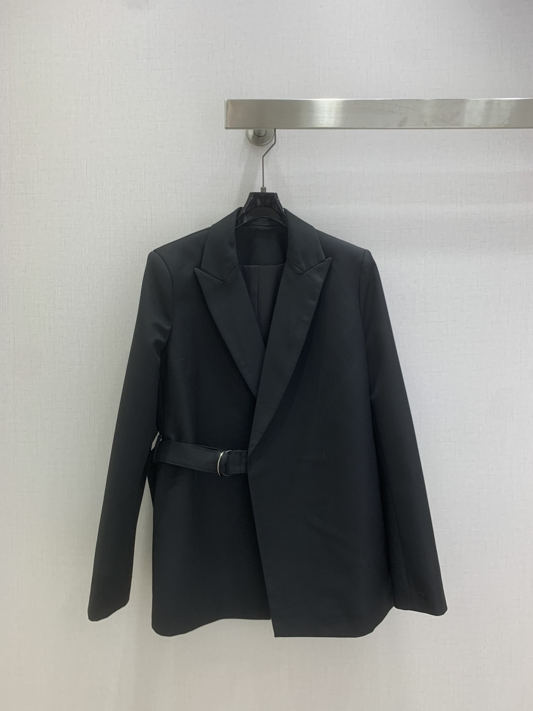 NO:624412,Highly recommended LOE*2025 new autumn and winter belt silhouette suit jacket and leather pleated suit trousers, separate batches  Customized YB imported material, high-grade glossy texture, slim and stylish, straight-shoulder silhouette suit with straight wide-leg trousers, jacket with gun lapel collar and three-dimensional tailoring, highlighting the brand design, simple and elegant, slanted perforated belt with hole buckle letter logo details, adding design highlights, high-end and western style, worn with the same series of trousers, pleated waistband, spliced and printed letter logo girdle, adding a sense of leisure, harmonious style, deepening brand memory, first choice for commuting and attending events, aura and charm. Two colors  SMLXL code high quality outerwear,,loewe,jackets & coats,business suit,alexander wang19860909强烈推荐 LOE*2025秋冬新款 腰带廓形西装外套拼皮压褶西装长裤 分开批 定制YB进口材质,质感光泽高级,垂顺有型,正肩廓形西装直筒阔腿长裤套装,外套枪驳领搭配立体裁剪,彰显品牌设计感,简约大气,斜襟穿孔腰带配合孔扣字母徽标细节,增加设计亮点,高级洋气,与同系列长裤一同上身,压褶裤腰,拼接印刻字母徽标腰封,增加休闲感,风格协调统一,加深品牌记忆点,通勤与出席活动穿搭首选,气场魅力.两个色 SMLXL码 高品质外,,loewe,jackets & coats,business suit,alexander wang,Women's clothing