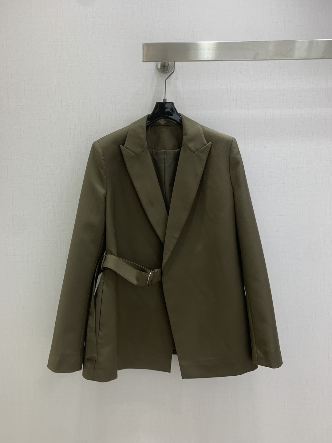 NO:624388,Highly recommended LOE*2025 new autumn and winter belt silhouette suit jacket and leather pleated suit trousers, separate batches  Customized YB imported material, high-grade glossy texture, slim and stylish, straight-shoulder silhouette suit with straight wide-leg trousers, jacket with gun lapel collar and three-dimensional tailoring, highlighting the brand design, simple and elegant, slanted perforated belt with hole buckle letter logo details, adding design highlights, high-end and western style, worn with the same series of trousers, pleated waistband, spliced and printed letter logo girdle, adding a sense of leisure, harmonious style, deepening brand memory, first choice for commuting and attending events, aura and charm. Two colors  SMLXL code high quality outerwear,,loewe,jackets & coats,business suit,alexander wang19860909强烈推荐 LOE*2025秋冬新款 腰带廓形西装外套拼皮压褶西装长裤 分开批 定制YB进口材质,质感光泽高级,垂顺有型,正肩廓形西装直筒阔腿长裤套装,外套枪驳领搭配立体裁剪,彰显品牌设计感,简约大气,斜襟穿孔腰带配合孔扣字母徽标细节,增加设计亮点,高级洋气,与同系列长裤一同上身,压褶裤腰,拼接印刻字母徽标腰封,增加休闲感,风格协调统一,加深品牌记忆点,通勤与出席活动穿搭首选,气场魅力.两个色 SMLXL码 高品质外,,loewe,jackets & coats,business suit,alexander wang,Women's clothing