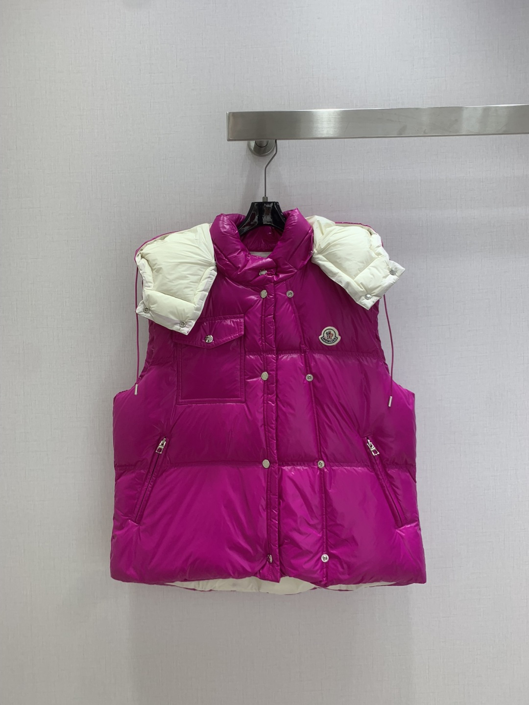 NO:624376,With dust bag, highly recommended MON*2025 new autumn and winter hooded detachable down jacket vest jacket  Customized YB imported reflective windproof and waterproof nylon material, its craftsmanship is restored and the material is upgraded to improve the cold protection function in autumn and winter. The interior is filled with white goose velvet, the whole piece is light and warm, the detachable stand-up collar and hooded two-wear design, the torso adopts rectangular embossing, superimposed chest cloth patch logo and flap pockets, layered collision, rich and varied design. The whole body reflective glossy surface is full of technology, highlighting a low-key sense of luxury. The symmetrical addition of zipper pocket details at the waist can successfully get rid of dullness, integrating warmth and fashion. Three colors  Size 123 high quality ABC,,jackets & coats,down jacket,hats,alexander wang19860909配防尘袋强烈推荐 MON*2025秋冬新款 连帽可拆卸羽绒服马甲外套 定制YB进口反光防风防水尼龙材质,其工艺还原,升级材质,提升秋冬御寒功能,白鹅绒填充内里,整件轻盈保暖,可拆卸立领连帽两穿设计,躯干采用长方格压纹,叠加胸口布贴徽标和翻盖口袋,层次碰撞,设计丰富多变.通体反光亮面科技感十足,彰显低调高级感,腰间对称增加拉链口袋细节就能成功摆脱沉闷,集保暖与时髦一体.三个色 123码 高品质ABC,,jackets & coats,down jacket,hats,alexander wang,Women's clothing