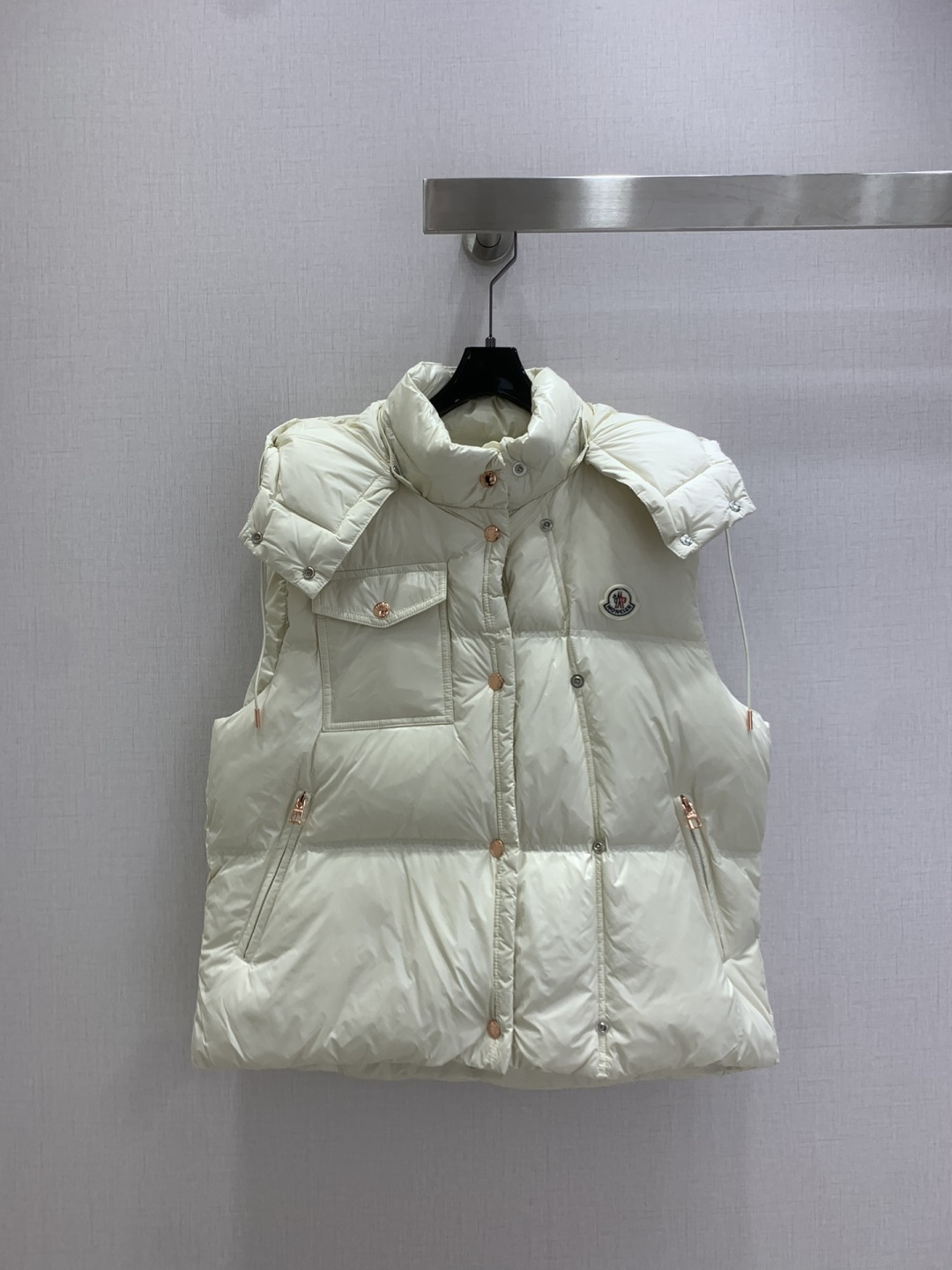 NO:624365,With dust bag, highly recommended MON*2025 new autumn and winter hooded detachable down jacket vest jacket  Customized YB imported reflective windproof and waterproof nylon material, its craftsmanship is restored and the material is upgraded to improve the cold protection function in autumn and winter. The interior is filled with white goose velvet, the whole piece is light and warm, the detachable stand-up collar and hooded two-wear design, the torso adopts rectangular embossing, superimposed chest cloth patch logo and flap pockets, layered collision, rich and varied design. The whole body reflective glossy surface is full of technology, highlighting a low-key sense of luxury. The symmetrical addition of zipper pocket details at the waist can successfully get rid of dullness, integrating warmth and fashion. Three colors  Size 123 high quality ABC,,jackets & coats,down jacket,hats,alexander wang19860909配防尘袋强烈推荐 MON*2025秋冬新款 连帽可拆卸羽绒服马甲外套 定制YB进口反光防风防水尼龙材质,其工艺还原,升级材质,提升秋冬御寒功能,白鹅绒填充内里,整件轻盈保暖,可拆卸立领连帽两穿设计,躯干采用长方格压纹,叠加胸口布贴徽标和翻盖口袋,层次碰撞,设计丰富多变.通体反光亮面科技感十足,彰显低调高级感,腰间对称增加拉链口袋细节就能成功摆脱沉闷,集保暖与时髦一体.三个色 123码 高品质ABC,,jackets & coats,down jacket,hats,alexander wang,Women's clothing