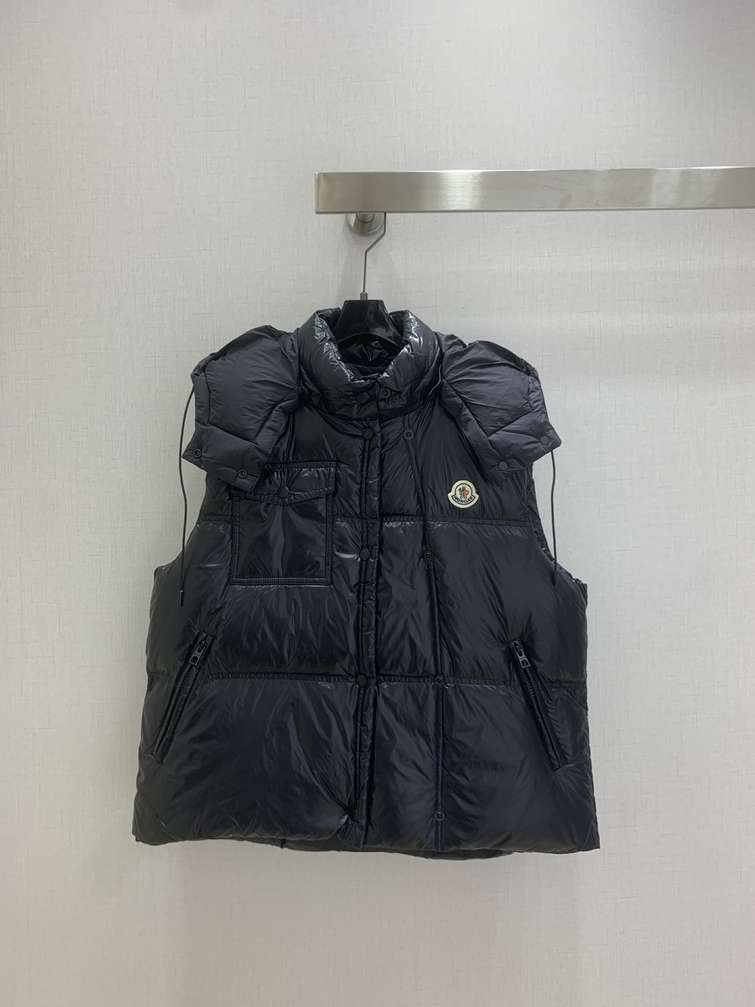 NO:624410,With dust bag, highly recommended MON*2025 new autumn and winter hooded detachable down jacket vest jacket  Customized YB imported reflective windproof and waterproof nylon material, its craftsmanship is restored and the material is upgraded to improve the cold protection function in autumn and winter. The interior is filled with white goose velvet, the whole piece is light and warm, the detachable stand-up collar and hooded two-wear design, the torso adopts rectangular embossing, superimposed chest cloth patch logo and flap pockets, layered collision, rich and varied design. The whole body reflective glossy surface is full of technology, highlighting a low-key sense of luxury. The symmetrical addition of zipper pocket details at the waist can successfully get rid of dullness, integrating warmth and fashion. Three colors  Size 123 high quality ABC,,jackets & coats,down jacket,hats,alexander wang19860909配防尘袋强烈推荐 MON*2025秋冬新款 连帽可拆卸羽绒服马甲外套 定制YB进口反光防风防水尼龙材质,其工艺还原,升级材质,提升秋冬御寒功能,白鹅绒填充内里,整件轻盈保暖,可拆卸立领连帽两穿设计,躯干采用长方格压纹,叠加胸口布贴徽标和翻盖口袋,层次碰撞,设计丰富多变.通体反光亮面科技感十足,彰显低调高级感,腰间对称增加拉链口袋细节就能成功摆脱沉闷,集保暖与时髦一体.三个色 123码 高品质ABC,,jackets & coats,down jacket,hats,alexander wang,Women's clothing