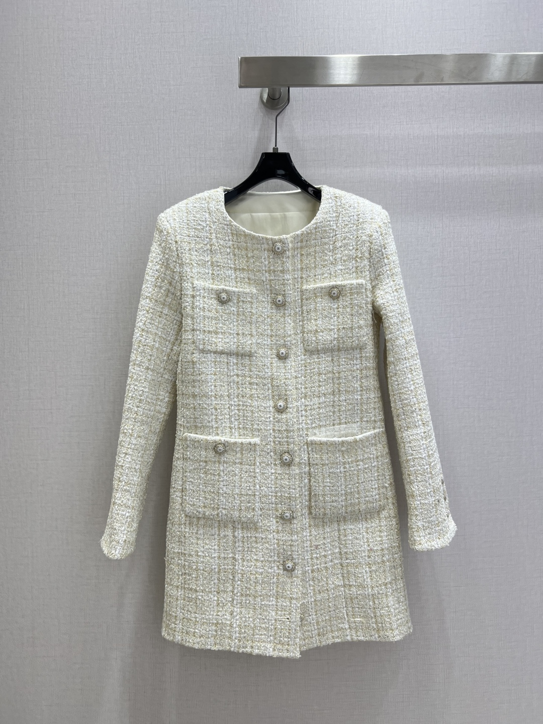 NO:625323,Highly recommended CHA* 2025 new autumn and winter woven dress long coat. Customized YB imported woolen woolen material. The texture is obvious. The woolen material is visible to the naked eye. The texture is high-quality. The tweedy fabric creates a model of ladylike style. The mid-length style can be worn as a coat or a dress. The front is single-row printed with double C round buttons and has an exquisite off-white woven texture. It is luxurious yet elegant. Multiple pocket decorations are elegant and charming. It enriches the design layering. It is the first choice for fashionable and refined wear. One color SML code  High quality ABC,,skirts,jackets & coats,alexander wang19860909强烈推荐 CHA*2025秋冬新款 编织洋装长款外套 定制YB进口粗纺羊毛呢材质,肌理明显,毛料肉眼可见,质感上乘,粗花毛呢面料打造名媛风典范,中长款可做外套或连衣裙穿搭,前襟单排印刻双C圆扣精致米白色编织纹理,奢华不失雅致,多处口袋装饰优雅迷人,丰富设计层次感,时髦精穿搭首选.一个色 SML码 高品质ABC,,skirts,jackets & coats,alexander wang,Women's clothing