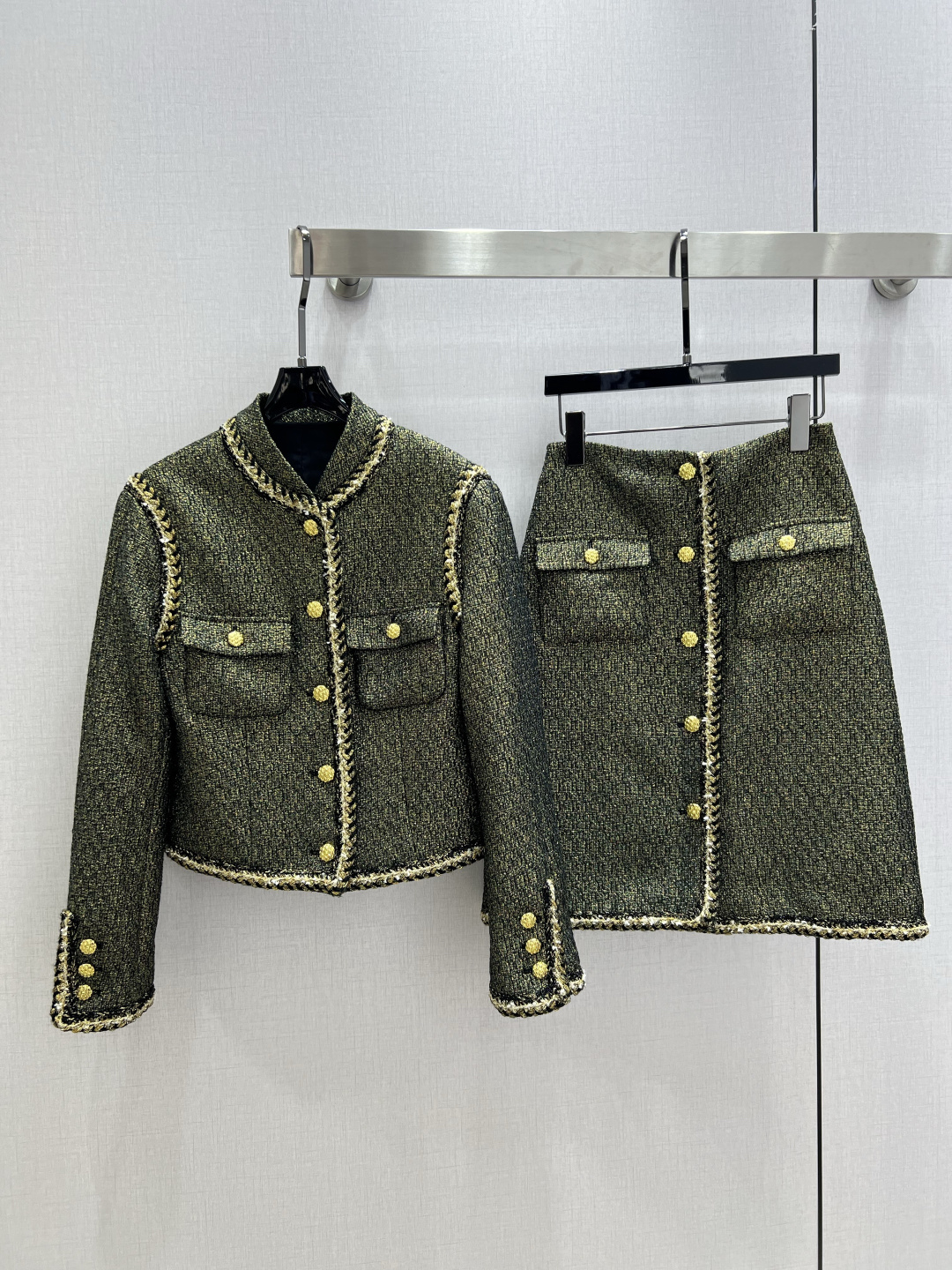 NO:625319,Highly recommended CHA*2025 new autumn and winter woven binding edge dress jacket woven double pocket skirt separate batches  Customized YB imported woolen woolen material, with high-end texture and full appearance. The dress jacket has a small stand-up collar shape. The shoulder pads are designed to fit the human body and make the figure slimmer and taller. The connection between the large neckline and the shoulder sleeves extends to the front hem and is bound with gold wire braiding.  The edges are illuminated with details, colliding with the flap pockets. The black gold background of the whole body is combined with the delicate bright gold binding. It shows the style of a lady and perfectly interprets the elegance and richness. It is paired with a micro-A mid-length skirt to show nobleness and texture. The binding echoes at the placket. It is intellectual and elegant, Christmas  Excellent choice for New Year's Day and year-end parties, instant sale, the focus. One color SML code, high quality outerwear, skirts, jackets & coats, alexander wang19860909强烈推荐 CHA*2025秋冬新款 编织捆边洋装外套编织双口袋半裙 分开批 定制YB进口粗纺羊毛呢材质,质感高级,品相十足,小立领洋装外套版型,垫肩设计贴合人体,更显身姿纤细挺拔,大身领口和肩袖连接处,延伸至前襟下摆,以金丝编织捆边点亮细节,与翻盖口袋碰撞,通体黑金底色配合细腻的亮金色捆边,名媛格调立显,完美演绎优雅千金感,搭配微A中长半裙显贵显质感,捆边于开襟处呼应,知性大气,圣诞 元旦 年末聚会的绝佳选择,秒杀全场,焦点所在.一个色 SML码 高品质外,,skirts,jackets & coats,alexander wang,Women's clothing