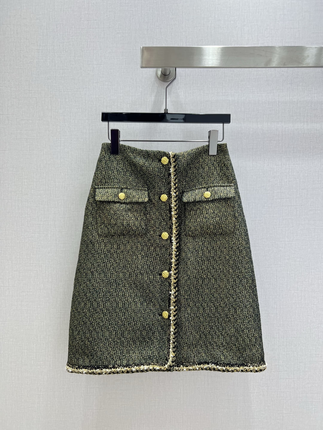 NO:625315,Highly recommended CHA*2025 new autumn and winter woven binding edge dress jacket woven double pocket skirt separate batches  Customized YB imported woolen woolen material, with high-end texture and full appearance. The dress jacket has a small stand-up collar shape. The shoulder pads are designed to fit the human body and make the figure slimmer and taller. The connection between the large neckline and the shoulder sleeves extends to the front hem and is bound with gold wire braiding.  The edges are illuminated with details, colliding with the flap pockets. The black gold background of the whole body is combined with the delicate bright gold binding. It shows the style of a lady and perfectly interprets the elegance and richness. It is paired with a micro-A mid-length skirt to show nobleness and texture. The binding echoes at the placket. It is intellectual and elegant, Christmas  An excellent choice for New Year's Day and year-end parties, instant sale, focus is on. One color SML code, high quality, skirts, jackets & coats, alexander wang19860909强烈推荐 CHA*2025秋冬新款 编织捆边洋装外套编织双口袋半裙 分开批 定制YB进口粗纺羊毛呢材质,质感高级,品相十足,小立领洋装外套版型,垫肩设计贴合人体,更显身姿纤细挺拔,大身领口和肩袖连接处,延伸至前襟下摆,以金丝编织捆边点亮细节,与翻盖口袋碰撞,通体黑金底色配合细腻的亮金色捆边,名媛格调立显,完美演绎优雅千金感,搭配微A中长半裙显贵显质感,捆边于开襟处呼应,知性大气,圣诞 元旦 年末聚会的绝佳选择,秒杀全场,焦点所在.一个色 SML码 高品,,skirts,jackets & coats,alexander wang,Women's clothing