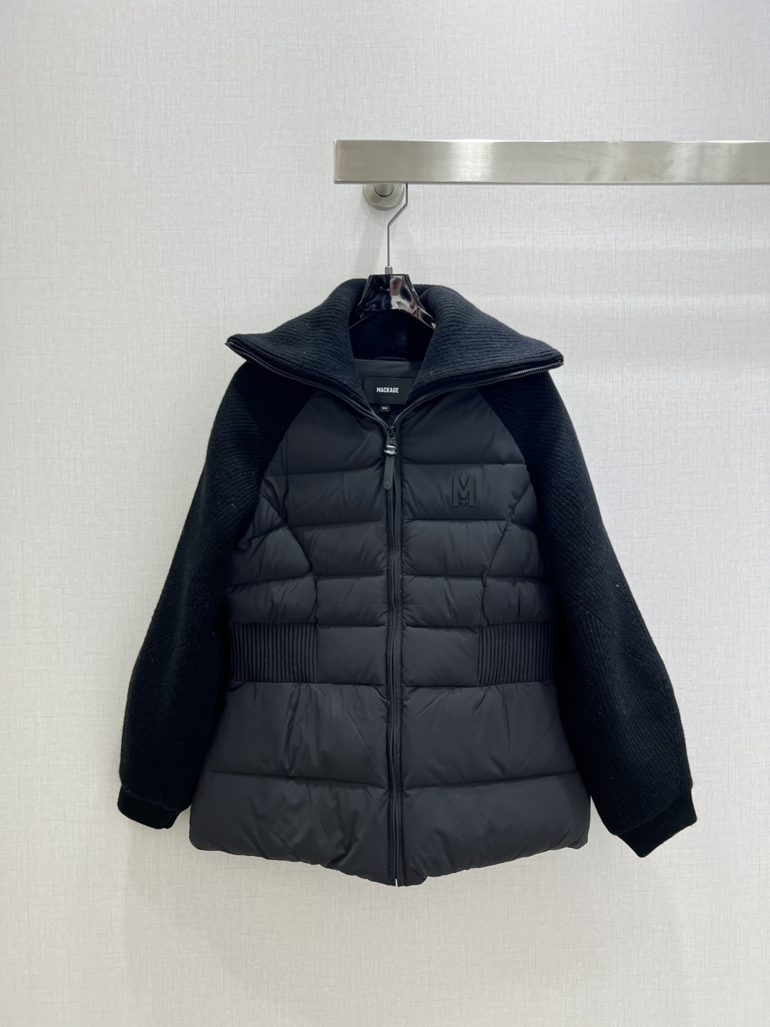 NO:626378,Comes with dust bag. Highly recommended. MAC* 2025 new autumn and winter style spliced sleeves, waist lapel down jacket.  Customized YB imported windproof and waterproof nylon material, its craftsmanship is restored, and the cold protection function is doubled. White goose down fills the interior, the whole piece is light and warm, knitted large lapel zipper placket design, knitted crochet on both sleeves echoes the collar edge, rectangular strip embossing treatment on the torso, vertical pit strips on the waist elastic waist, outlines the waist curve to be slimmer, three-dimensional logo decoration on the chest, brighten the body, make the outfit slim and slim, western style and warm. Four colors SML code  High quality ABC,,jackets & coats,down jacket,alexander wang19860909配防尘袋强烈推荐 MAC*2025秋冬新款 拼接袖子收腰翻领羽绒服外套 定制YB进口防风防水尼龙材质,其工艺处理还原,御寒功能加倍.白鹅绒填充内里,整件轻盈保暖,针织大翻领拉链开襟设计,两袖针织钩针与领边呼应,躯干长方条形压纹处理,腰间竖坑条弹力收腰,勾勒腰身曲线更显瘦,胸前立体徽标装饰,点亮大身,穿搭修身显瘦,洋气保暖.四个色 SML码 高品质ABC,,jackets & coats,down jacket,alexander wang,Women's clothing