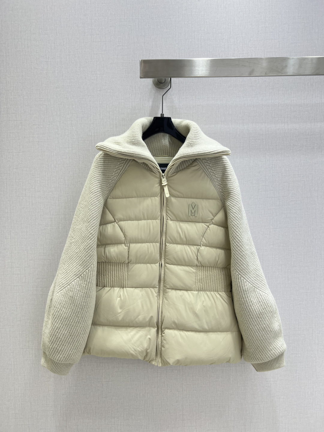 NO:626391,Comes with dust bag. Highly recommended. MAC* 2025 new autumn and winter style spliced sleeves, waist lapel down jacket.  Customized YB imported windproof and waterproof nylon material, its craftsmanship is restored, and the cold protection function is doubled. White goose down fills the interior, the whole piece is light and warm, knitted large lapel zipper placket design, knitted crochet on both sleeves echoes the collar edge, rectangular strip embossing treatment on the torso, vertical pit strips on the waist elastic waist, outlines the waist curve to be slimmer, three-dimensional logo decoration on the chest, brighten the body, make the outfit slim and slim, western style and warm. Four colors SML code  High quality ABC,,jackets & coats,down jacket,alexander wang19860909配防尘袋强烈推荐 MAC*2025秋冬新款 拼接袖子收腰翻领羽绒服外套 定制YB进口防风防水尼龙材质,其工艺处理还原,御寒功能加倍.白鹅绒填充内里,整件轻盈保暖,针织大翻领拉链开襟设计,两袖针织钩针与领边呼应,躯干长方条形压纹处理,腰间竖坑条弹力收腰,勾勒腰身曲线更显瘦,胸前立体徽标装饰,点亮大身,穿搭修身显瘦,洋气保暖.四个色 SML码 高品质ABC,,jackets & coats,down jacket,alexander wang,Women's clothing