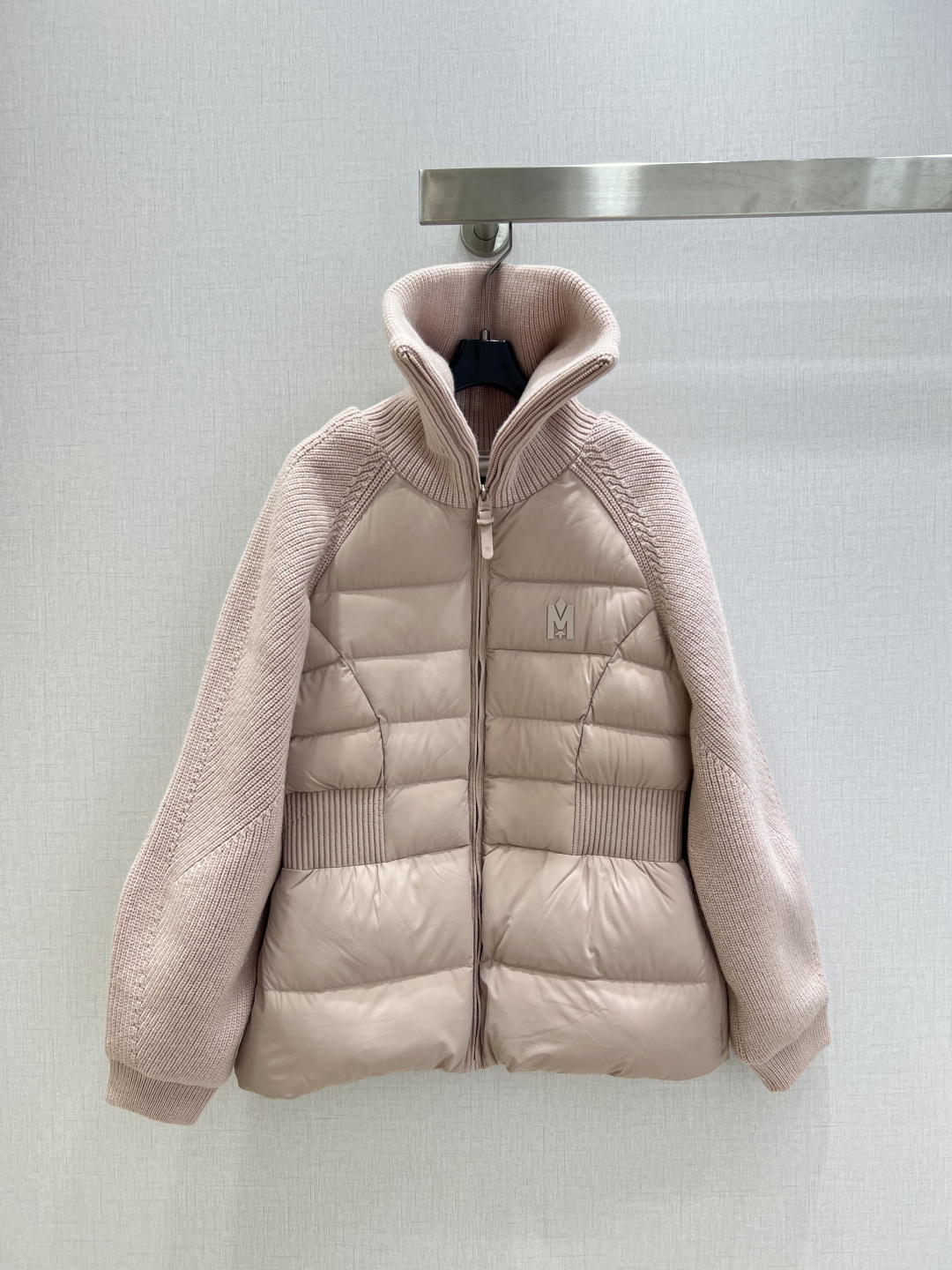 NO:626407,Comes with dust bag. Highly recommended. MAC* 2025 new autumn and winter style spliced sleeves, waist lapel down jacket.  Customized YB imported windproof and waterproof nylon material, its craftsmanship is restored, and the cold protection function is doubled. White goose down fills the interior, the whole piece is light and warm, knitted large lapel zipper placket design, knitted crochet on both sleeves echoes the collar edge, rectangular strip embossing treatment on the torso, vertical pit strips on the waist elastic waist, outlines the waist curve to be slimmer, three-dimensional logo decoration on the chest, brighten the body, make the outfit slim and slim, western style and warm. Four colors SML code  High quality ABC,,jackets & coats,down jacket,alexander wang19860909配防尘袋强烈推荐 MAC*2025秋冬新款 拼接袖子收腰翻领羽绒服外套 定制YB进口防风防水尼龙材质,其工艺处理还原,御寒功能加倍.白鹅绒填充内里,整件轻盈保暖,针织大翻领拉链开襟设计,两袖针织钩针与领边呼应,躯干长方条形压纹处理,腰间竖坑条弹力收腰,勾勒腰身曲线更显瘦,胸前立体徽标装饰,点亮大身,穿搭修身显瘦,洋气保暖.四个色 SML码 高品质ABC,,jackets & coats,down jacket,alexander wang,Women's clothing