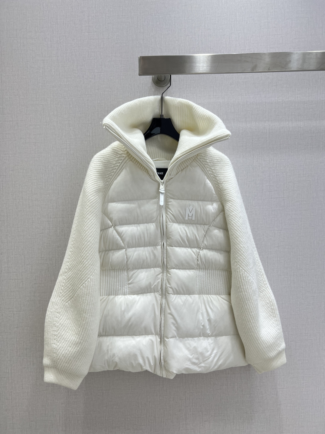 NO:626424,Comes with dust bag. Highly recommended. MAC* 2025 new autumn and winter style spliced sleeves, waist lapel down jacket.  Customized YB imported windproof and waterproof nylon material, its craftsmanship is restored, and the cold protection function is doubled. White goose down fills the interior, the whole piece is light and warm, knitted large lapel zipper placket design, knitted crochet on both sleeves echoes the collar edge, rectangular strip embossing treatment on the torso, vertical pit strips on the waist elastic waist, outlines the waist curve to be slimmer, three-dimensional logo decoration on the chest, brighten the body, make the outfit slim and slim, western style and warm. Four colors SML code  High quality ABC,,jackets & coats,down jacket,alexander wang19860909配防尘袋强烈推荐 MAC*2025秋冬新款 拼接袖子收腰翻领羽绒服外套 定制YB进口防风防水尼龙材质,其工艺处理还原,御寒功能加倍.白鹅绒填充内里,整件轻盈保暖,针织大翻领拉链开襟设计,两袖针织钩针与领边呼应,躯干长方条形压纹处理,腰间竖坑条弹力收腰,勾勒腰身曲线更显瘦,胸前立体徽标装饰,点亮大身,穿搭修身显瘦,洋气保暖.四个色 SML码 高品质ABC,,jackets & coats,down jacket,alexander wang,Women's clothing