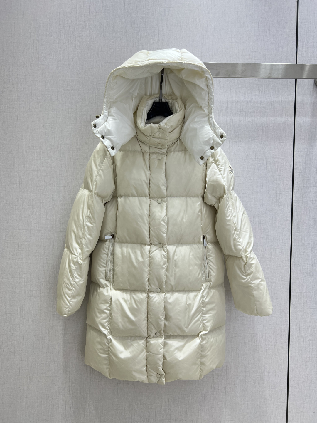 NO:626341,Comes with a dust bag. Highly recommended. MON*2025 new autumn and winter hooded long down jacket. The whole piece is light and warm. The hooded mid-length jacket is warm and not bulky. It is more wearable and has diverse and fashionable styles. It is the first choice for layering in autumn and winter. It has a high-end style. Even the long version can highlight the figure. The sleeve and arm badges highlight the style. It is a must-have cold-proof item in autumn and winter. Two colors, 1234 yards, high quality ABC, jackets & coats, down  jacket,hats,alexander wang19860909配防尘袋强烈推荐 MON*2025秋冬新款 连帽长款羽绒外套 整件轻盈保暖,连帽中长款外套,暖和不显臃肿,穿搭性更强,造型多样时尚,秋冬叠穿首选,高级洋气.即使是长款也能凸显身材.袖臂徽章彰显格调,秋冬必备御寒单品.两个色 1234码 高品质ABC,,jackets & coats,down jacket,hats,alexander wang,Women's clothing