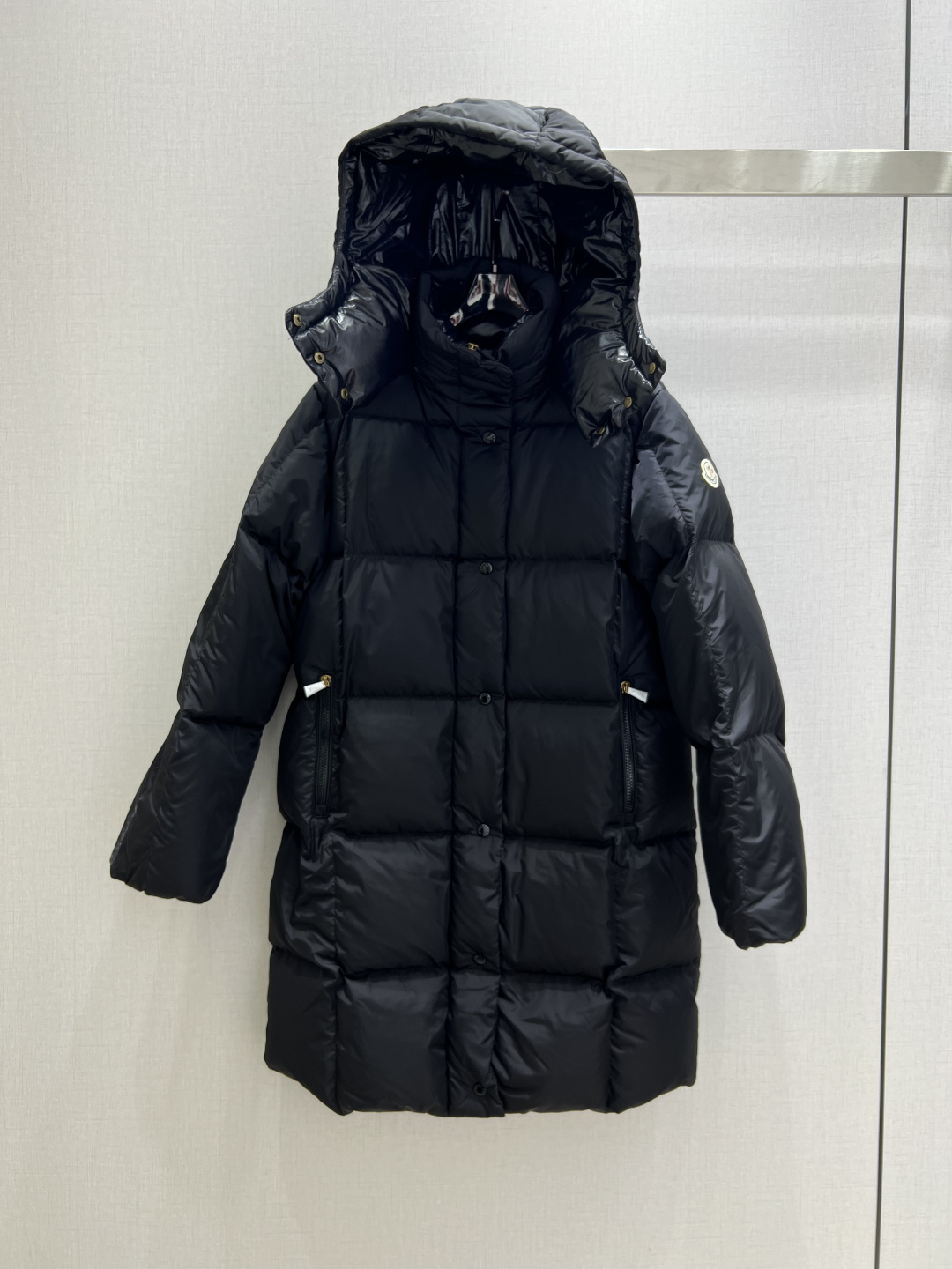 NO:626353,Comes with a dust bag. Highly recommended. MON*2025 new autumn and winter hooded long down jacket. The whole piece is light and warm. The hooded mid-length jacket is warm and not bulky. It is more wearable and has diverse and fashionable styles. It is the first choice for layering in autumn and winter. It has a high-end style. Even the long version can highlight the figure. The sleeve and arm badges highlight the style. It is a must-have cold-proof item in autumn and winter. Two colors, 1234 yards, high quality ABC, jackets & coats, down  jacket,hats,alexander wang19860909配防尘袋强烈推荐 MON*2025秋冬新款 连帽长款羽绒外套 整件轻盈保暖,连帽中长款外套,暖和不显臃肿,穿搭性更强,造型多样时尚,秋冬叠穿首选,高级洋气.即使是长款也能凸显身材.袖臂徽章彰显格调,秋冬必备御寒单品.两个色 1234码 高品质ABC,,jackets & coats,down jacket,hats,alexander wang,Women's clothing