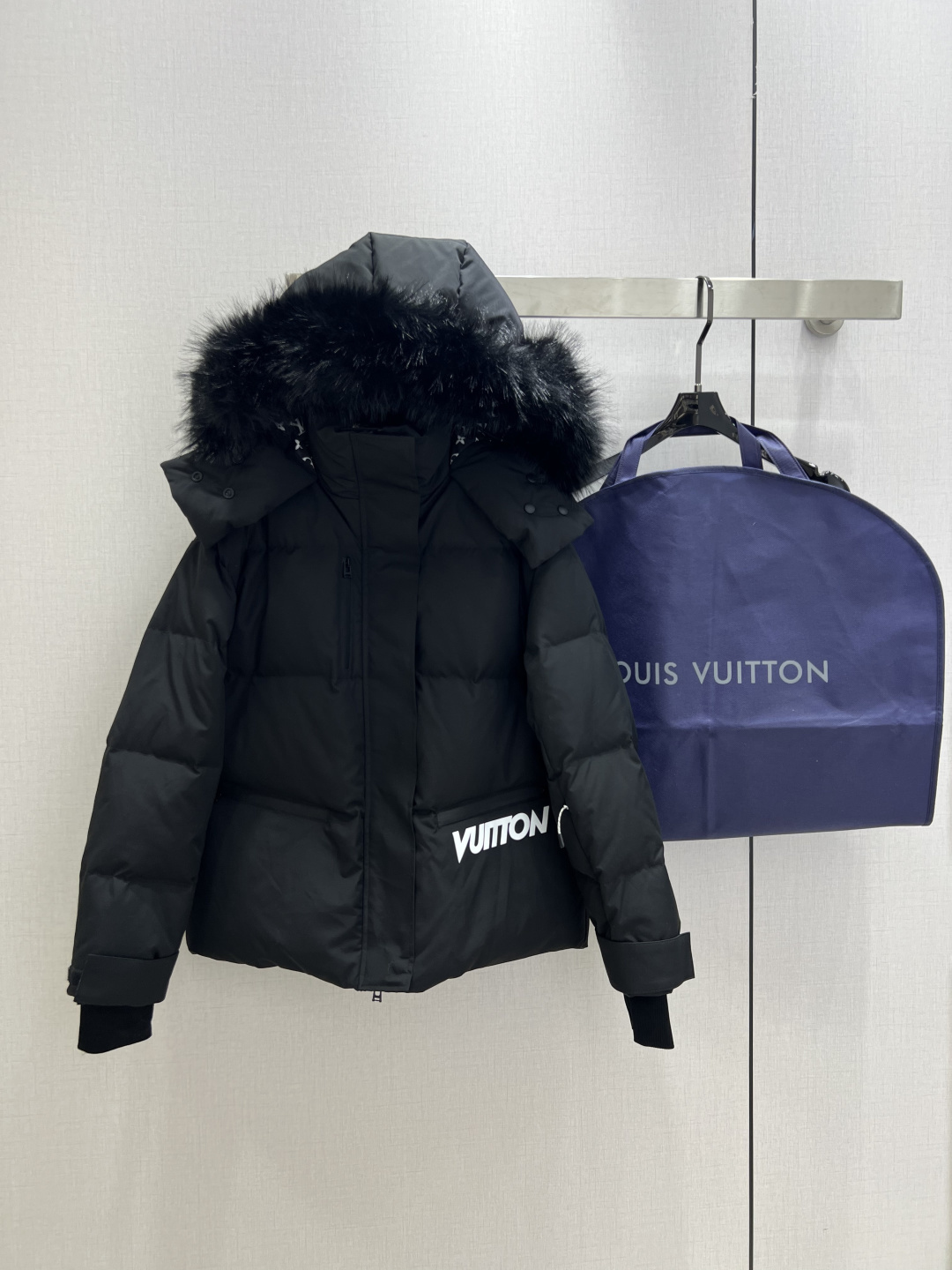 NO:626365,With dust bag, highly recommended LV*2025 new autumn and winter detachable hooded down jacket  25 Ski Series # Customized YB imported windproof and waterproof nylon material, the craftsmanship is restored, the material is upgraded, and the cold protection function in autumn and winter is improved. The down-filled interior makes the whole piece light and warm. The zipper is detachable, the hooded stand-up collar is two-wear, the large body is plain color, and the pockets have printed words  The mother-in-law is bright and has a high-end style. The inner lining is covered with a four-leaf clover letter pattern to enhance the texture. The torso is embossed with a rectangular pattern. The zipper placket is fixed with snap buttons at the hem. There are multiple zipper pockets on the sleeves, which brings a more convenient feeling for skiing or daily wear. It is fashionable and trendy. Comes with a dust bag.  One color SMLXL code High quality ABC,,louis vuitton,jackets & coats,down jacket,hats,alexander wang19860909配防尘袋强烈推荐 LV*2025秋冬新款 可拆卸连帽羽绒服外套 25滑雪系列#定制YB进口防风防水尼龙材质,其工艺还原,升级材质,提升秋冬御寒功能,羽绒填充内里,整件轻盈保暖.拉链可拆卸连帽立领两穿,大身大面积素色,口袋印花字母点亮,高级洋气,内衬满铺四叶草字母图案,提升质感,躯干采用长方格压纹,拉链开襟下摆按扣固定,手袖多处拉链口袋,为滑雪或日常穿搭带来更为便捷感受,时尚潮流.配防尘袋 一个色 SMLXL码 高品质ABC,,louis vuitton,jackets & coats,down jacket,hats,alexander wang,Women's clothing
