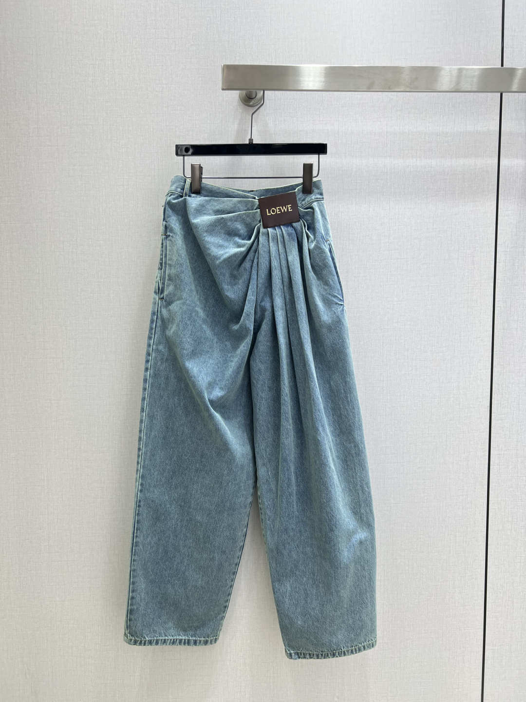 NO:626377,Highly recommended LOE* 2025 new autumn and winter style pleated leather brand denim trousers. Customized YB twill denim and cotton material, retro texture, trendy to wear, zipper jacket style, all-over dark and light blue collision, bringing a more fashionable outfit, irregular bias cut pleated leather label on the back waist, more eye-catching and fashionable, paired with the same series of pleated radish trousers, waist pleats and fixed leather labels echo up and down, the upper body of the set is trendy and fashionable. One color SMLXL code  High quality ABC,,loewe,jackets & coats,jackets & coats,alexander wang19860909强烈推荐 LOE*2025秋冬新款 压褶皮牌牛仔长裤 定制YB斜纹牛仔棉材质,质感复古,穿搭潮流,拉链夹克外套版型,通体深浅蓝色碰撞,带来更为时尚穿搭,后腰不规则斜裁褶皱字母皮标,更吸睛时髦,搭配同系列褶皱萝卜长裤,腰挎压褶和皮标固定上下呼应,成套上身潮流时尚.一个色 SMLXL码 高品质ABC,,loewe,jackets & coats,jackets & coats,alexander wang,Women's clothing