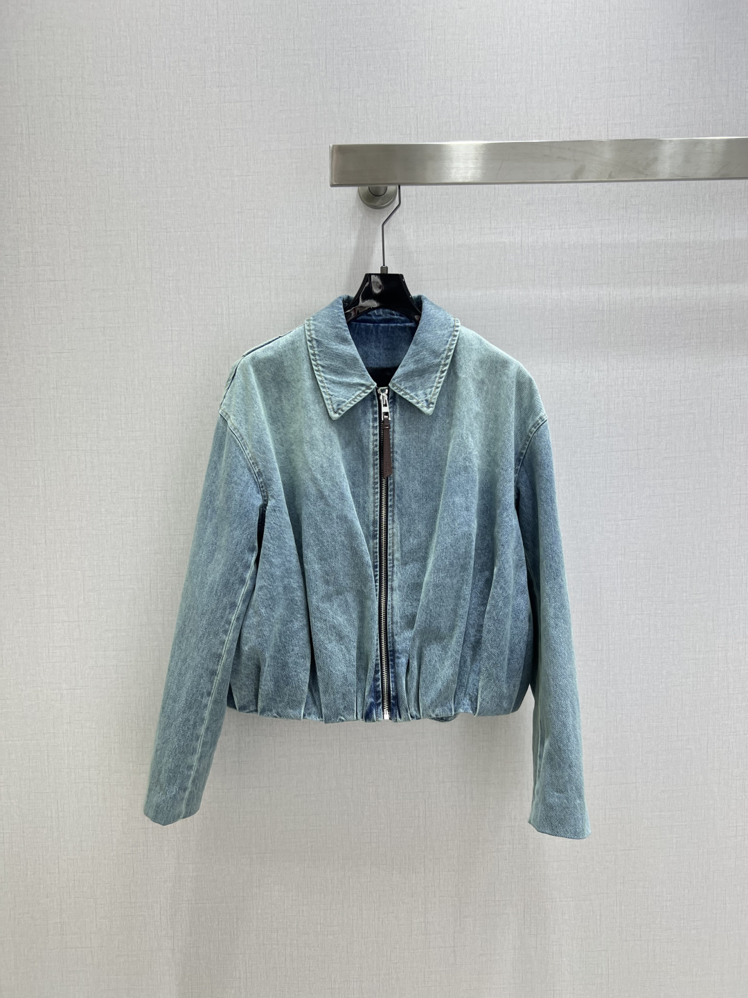 NO:626388,Highly recommended LOE* 2025 new autumn and winter lapel zipper denim jacket. Customized YB twill denim cotton material, retro texture, trendy wear. The zipper jacket version, the whole body is dark and light blue collision, bringing a more fashionable outfit. The irregular bias cut pleated leather label on the back waist is more eye-catching and fashionable. Paired with the same series of pleated carrot trousers, the waist pleats and fixed leather label echo up and down. The upper body of the set is trendy and fashionable. One color SMLXL code  High quality ABC,,loewe,jackets & coats,jackets & coats,alexander wang19860909强烈推荐 LOE*2025秋冬新款 翻领拉链牛仔外套 定制YB斜纹牛仔棉材质,质感复古,穿搭潮流,拉链夹克外套版型,通体深浅蓝色碰撞,带来更为时尚穿搭,后腰不规则斜裁褶皱字母皮标,更吸睛时髦,搭配同系列褶皱萝卜长裤,腰挎压褶和皮标固定上下呼应,成套上身潮流时尚.一个色 SMLXL码 高品质ABC,,loewe,jackets & coats,jackets & coats,alexander wang,Women's clothing