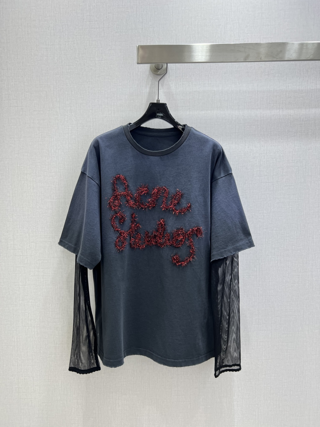 NO:649994,Highly recommended ACN*2025 new autumn and winter fake two-piece logo long-sleeved T-shirt. This long-sleeved T-shirt has a layered structure and is made of cotton jersey fabric. The surface is slightly irregular and has a retro effect. The sleeves are made of mesh and the chest is embellished with sequin texture logo embroidery. Regular fit. One color SML code. High quality ABC, tees, t-shirt, alexander wang19860909强烈推荐 ACN*2025秋冬新款 假两件徽标长袖T恤 此款长袖 T 恤采用分层结构,选用棉质平纹针织面料制成,表面略带不规则感,呈复古效果.衣袖为网纱材质,胸前点缀亮片质感徽标刺绣.常规版型.一个色 SML码 高品质ABC,,tees，t-shirt,alexander wang,Women's clothing