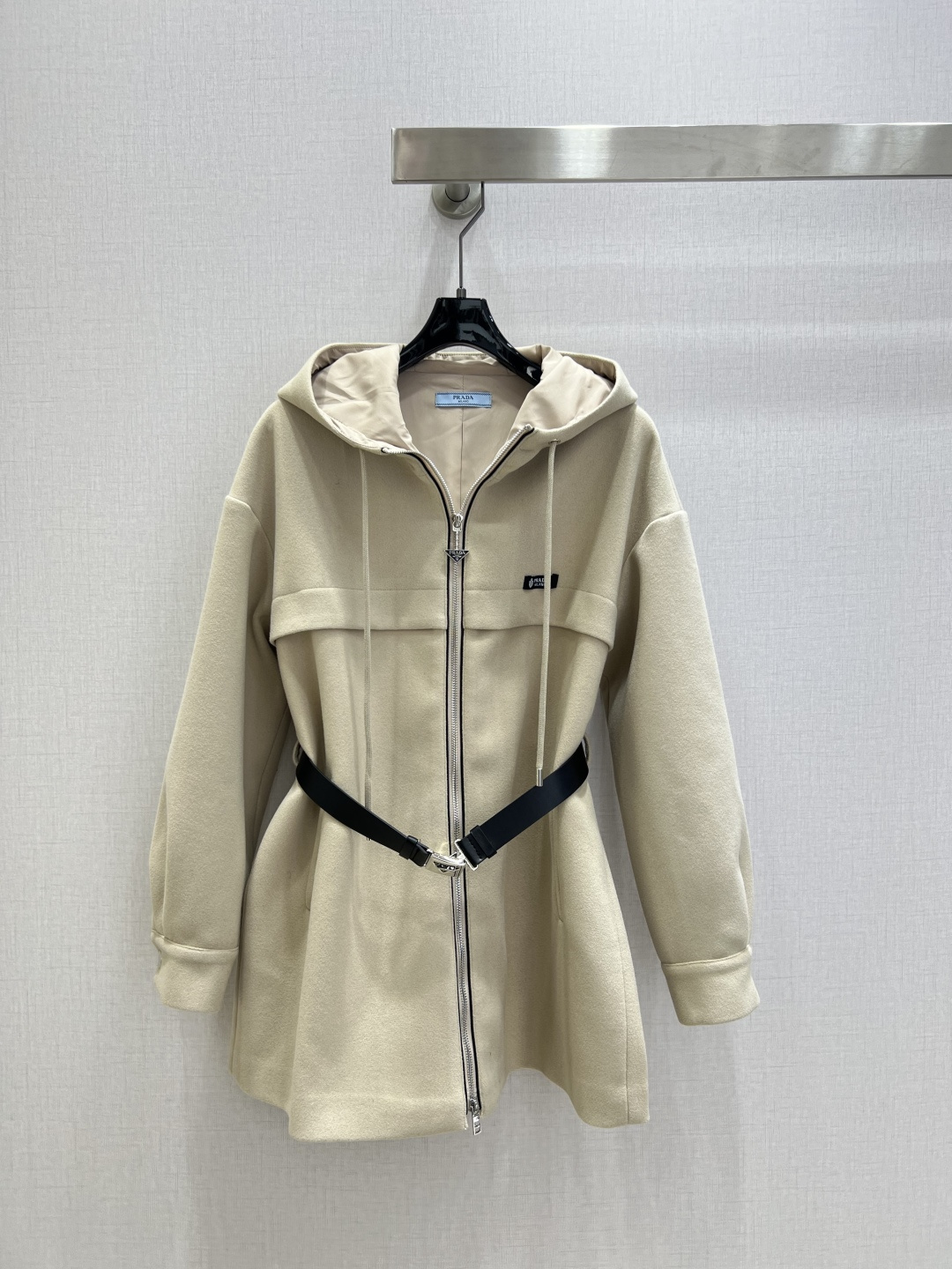 NO:627485,Highly recommended PRA* 2025 new autumn and winter hooded long-sleeved jacket with belt, extremely fashionable, high-end customized zipper triangle logo exclusive logo, unique style, casual and easy!  Not only is the color beautiful, the texture is also great!  Exquisite and fashionable, two colors, SML code, high quality ABC, prada, jackets & coats, hats, alexander wang19860909强烈推荐 PRA*2025秋冬新款 连帽腰带长袖外套 时髦度爆棚 高级定制拉链三角标专属Logo 绝绝子的版型 随性洒脱！不旦颜色美,质感也敲好！精致又时尚 两个色 SML码 高品质ABC,,prada,jackets & coats,hats,alexander wang,Women's clothing