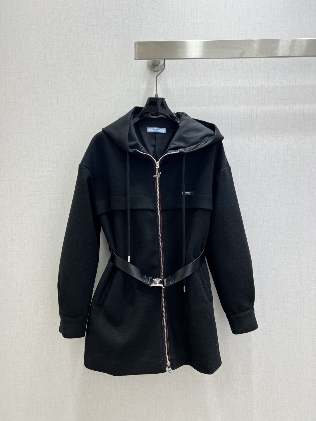 NO:627444,Highly recommended PRA* 2025 new autumn and winter hooded long-sleeved jacket with belt, extremely fashionable, high-end customized zipper triangle logo exclusive logo, unique style, casual and easy!  Not only is the color beautiful, the texture is also great!  Exquisite and fashionable, two colors, SML code, high quality ABC, prada, jackets & coats, hats, alexander wang19860909强烈推荐 PRA*2025秋冬新款 连帽腰带长袖外套 时髦度爆棚 高级定制拉链三角标专属Logo 绝绝子的版型 随性洒脱！不旦颜色美,质感也敲好！精致又时尚 两个色 SML码 高品质ABC,,prada,jackets & coats,hats,alexander wang,Women's clothing