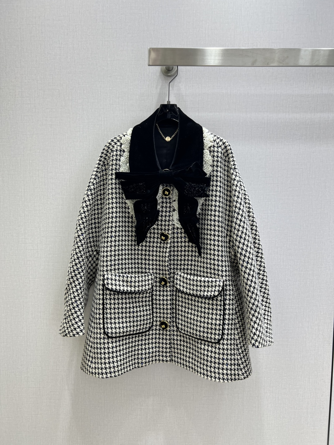 NO:627407,Highly recommended LEFAME* 2025 new autumn and winter lace bow pocket coat jacket. The upper body is particularly visually lengthening. The lapel is stitched with bow lace embellishment to make the whole look sweeter without losing the sense of detail. Whether commuting to work or dating and shopping, it will turn heads. One color SMLXL code. High quality ABC, jackets & coats, alexander wang19860909强烈推荐 LEFAME*2025秋冬新品 蕾丝蝴蝶结口袋大衣外套 一套上身视觉感上特别显腿长 翻领拼接蝴蝶结蕾丝点缀让整体更显甜美又不失细节感 无论是上班通勤或者约会逛街都是满满回头率 一个色 SMLXL码 高品质ABC,,jackets & coats,alexander wang,Women's clothing